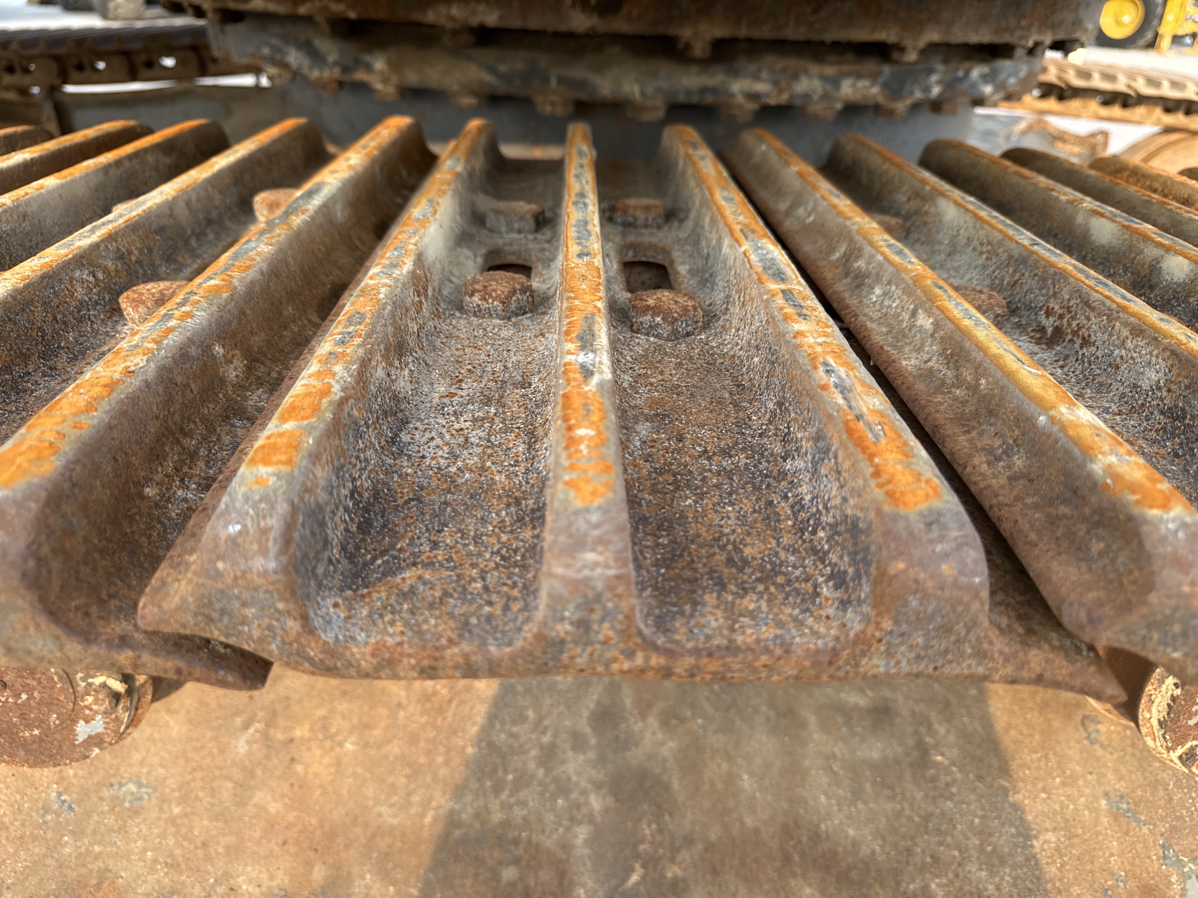 MDX-012-Komatsu-PC350LC-8-Medium-excavators-inspection-Undercarriage-Right-track-shoes-2