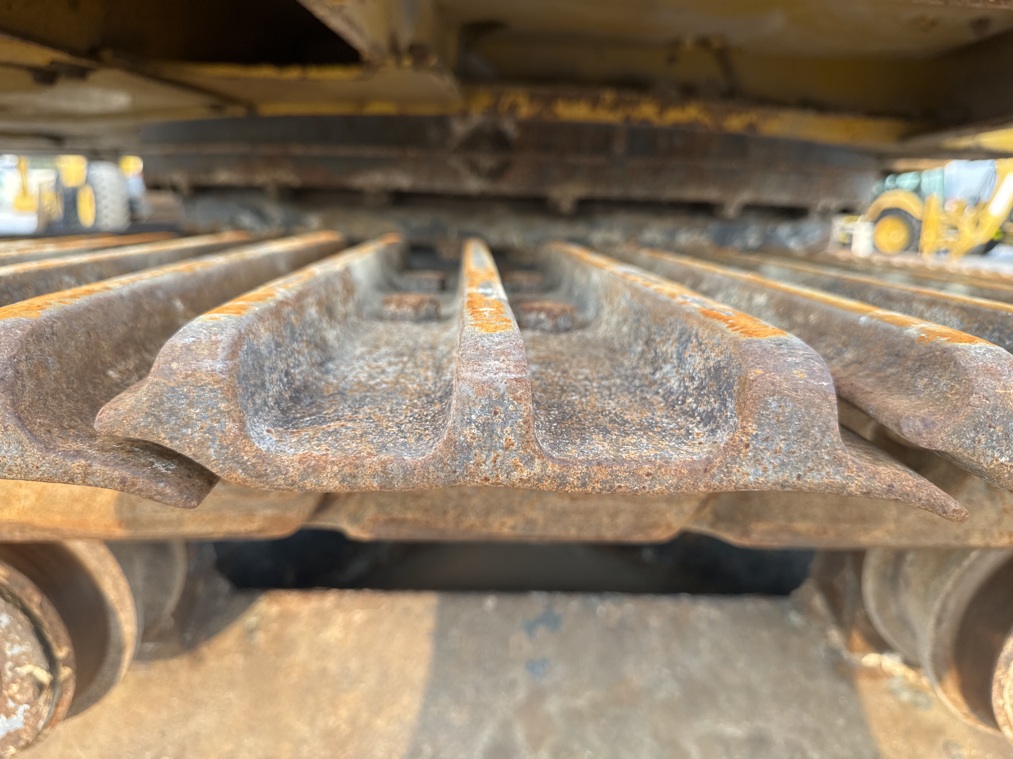 MDX-012-Komatsu-PC350LC-8-Medium-excavators-inspection-Undercarriage-Right-track-shoes-2
