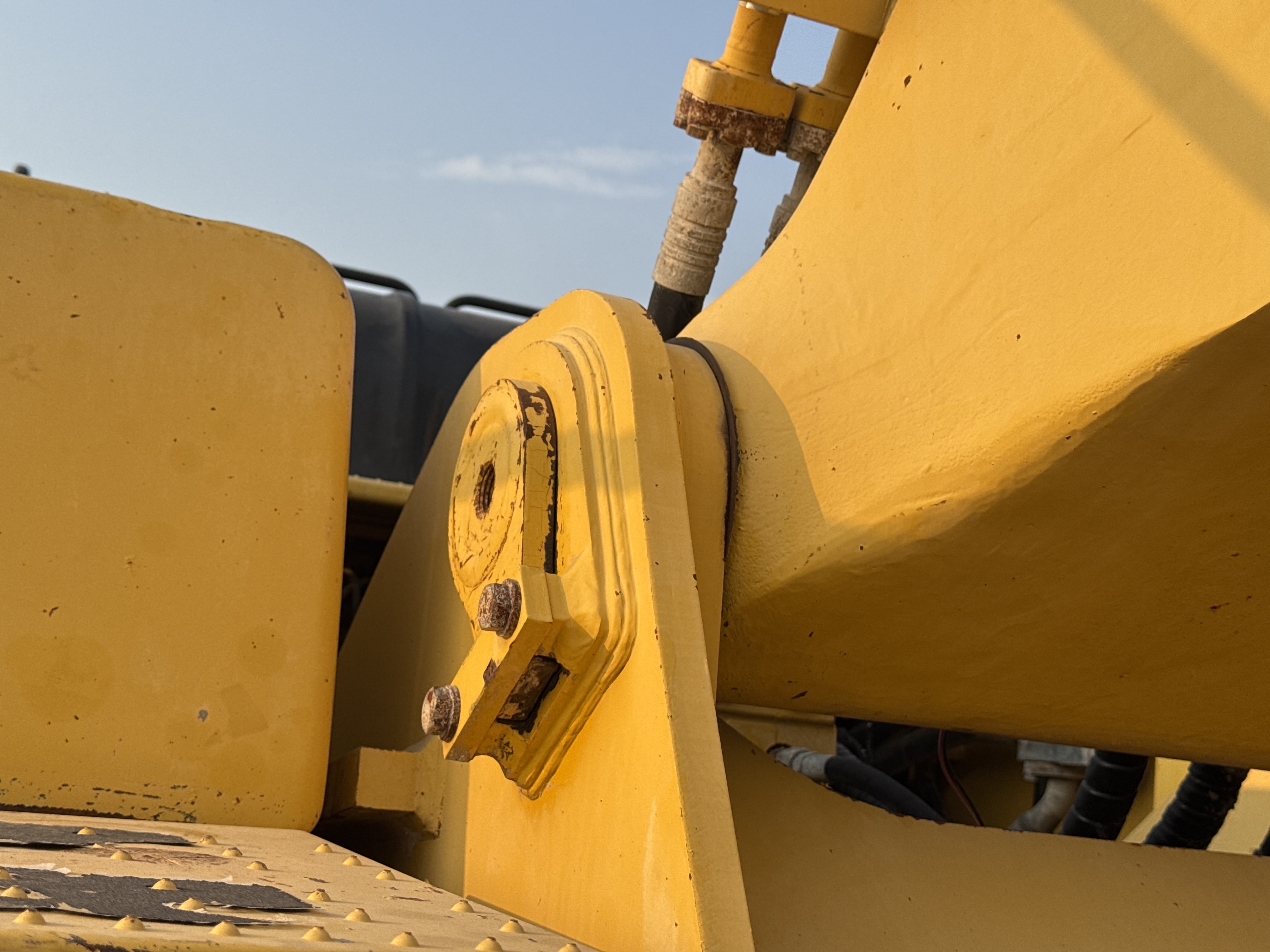 MDX-012-Komatsu-PC350LC-8-Medium-excavators-inspection-Chassis-Boom-base-pin-and-bushings-2