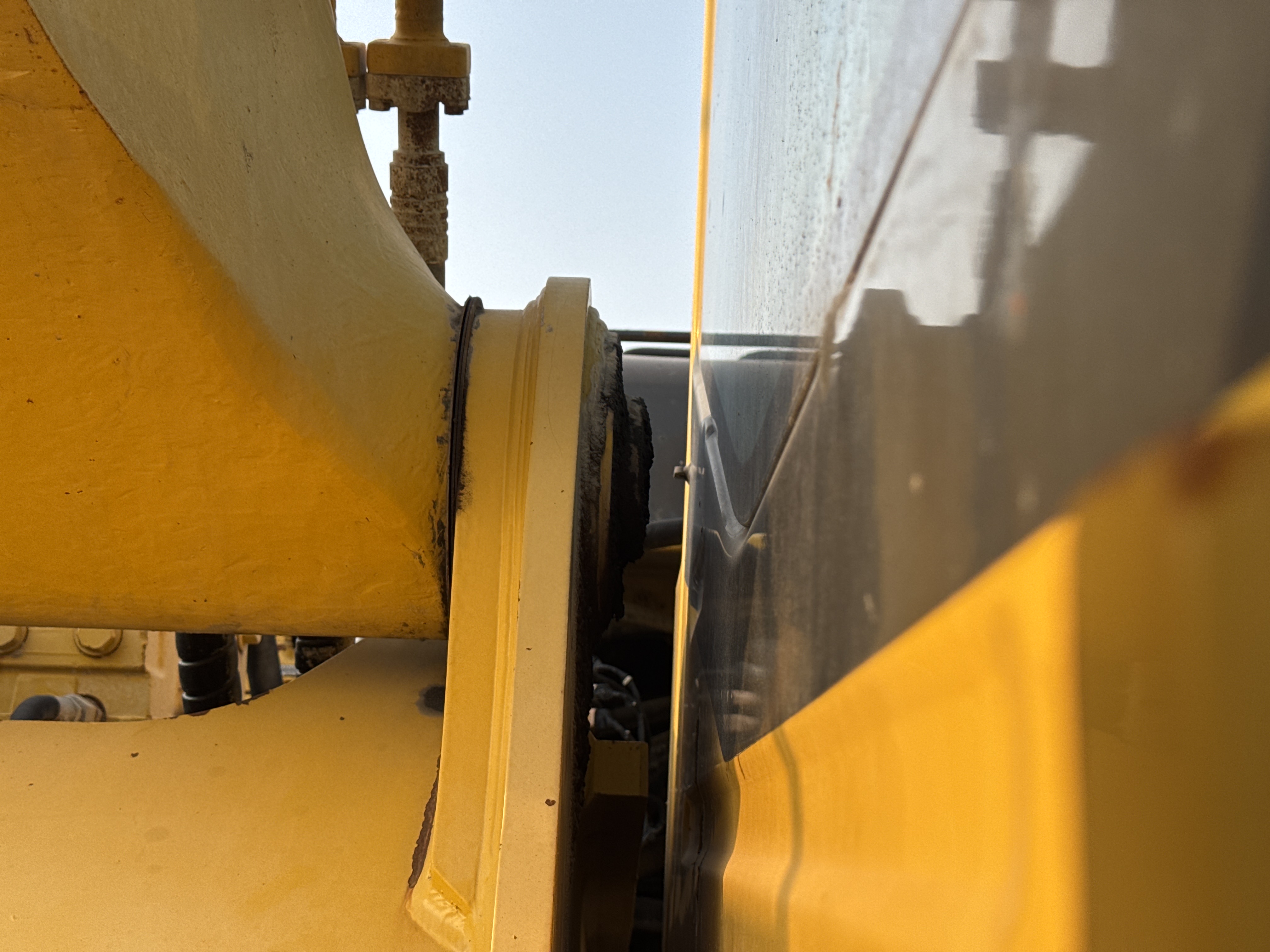 MDX-012-Komatsu-PC350LC-8-Medium-excavators-inspection-Chassis-Boom-base-pin-and-bushings-2