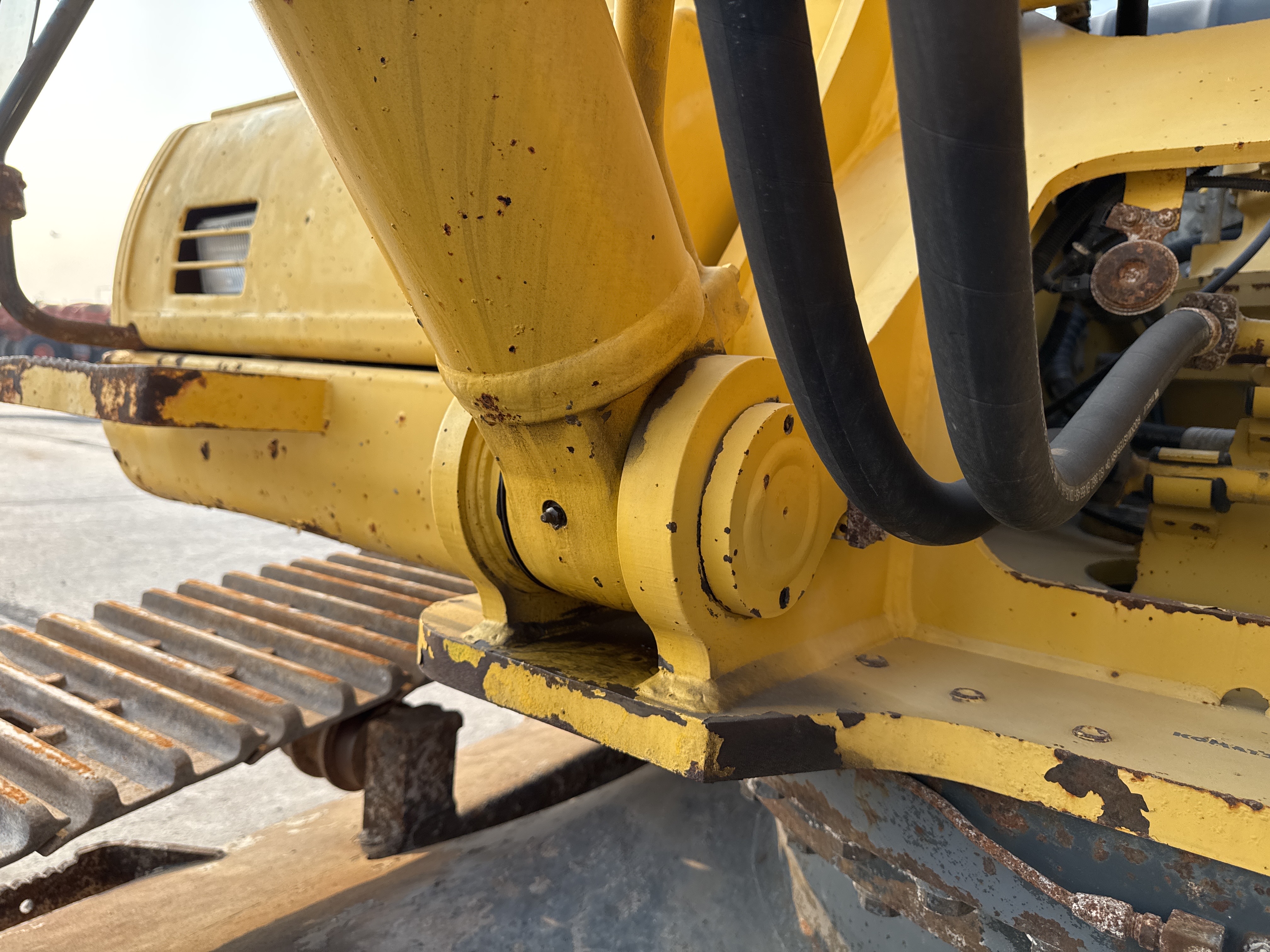 MDX-012-Komatsu-PC350LC-8-Medium-excavators-inspection-Chassis-Boom-base-pin-and-bushings-2
