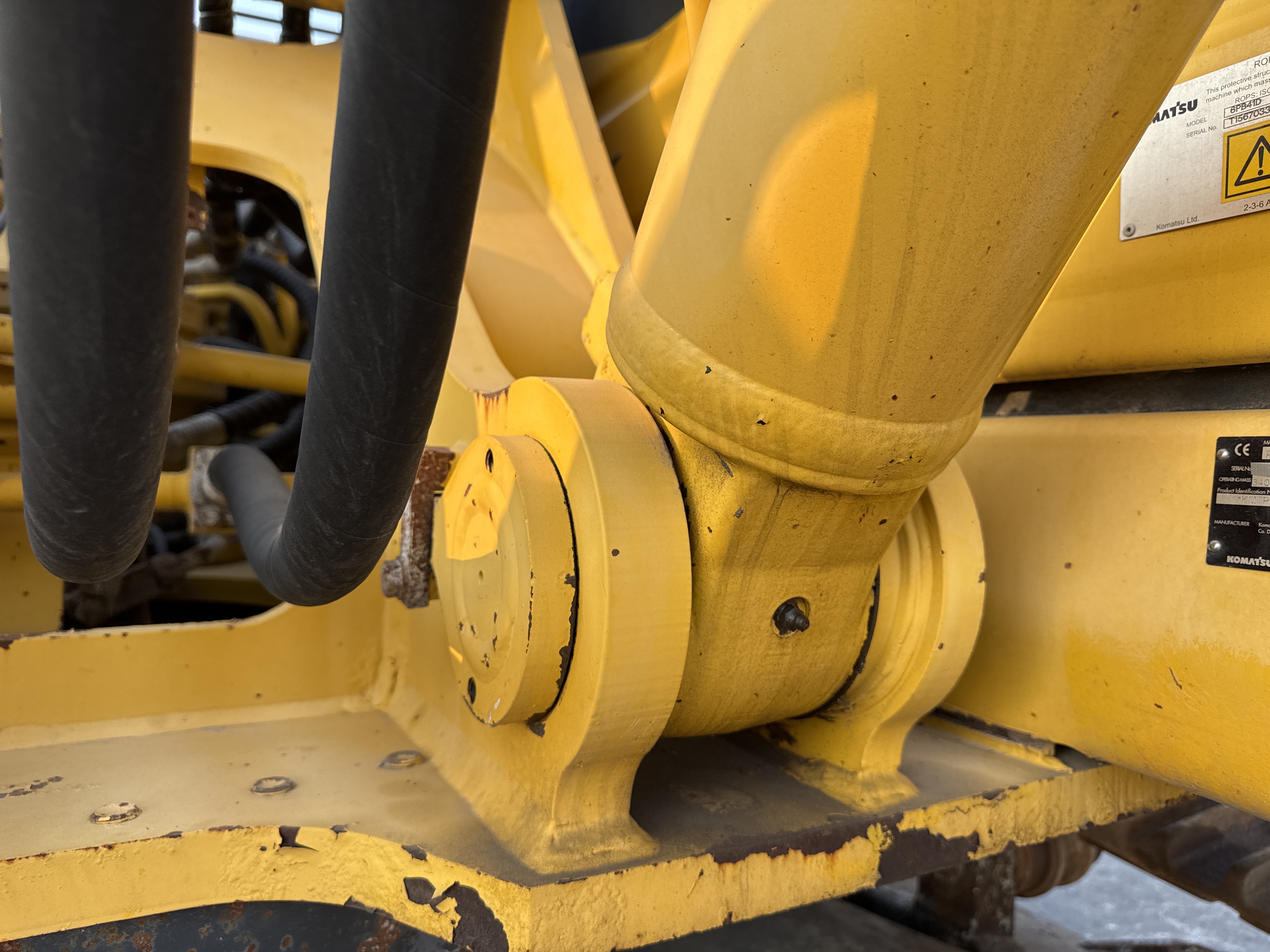 MDX-012-Komatsu-PC350LC-8-Medium-excavators-inspection-Chassis-Boom-base-pin-and-bushings-2
