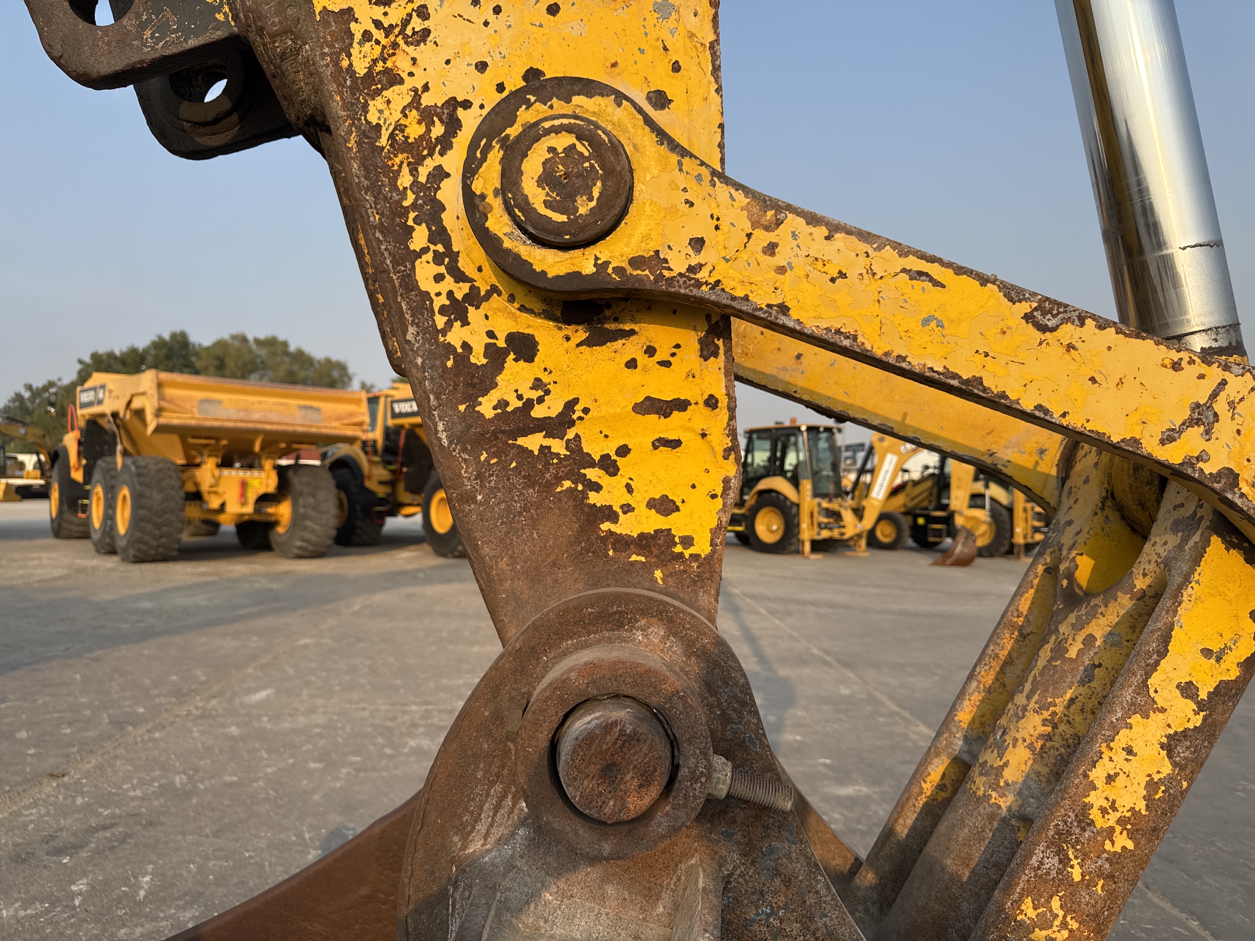 MDX-012-Komatsu-PC350LC-8-Medium-excavators-inspection-Chassis-Pin-and-bushings-stick-to-bucket-2