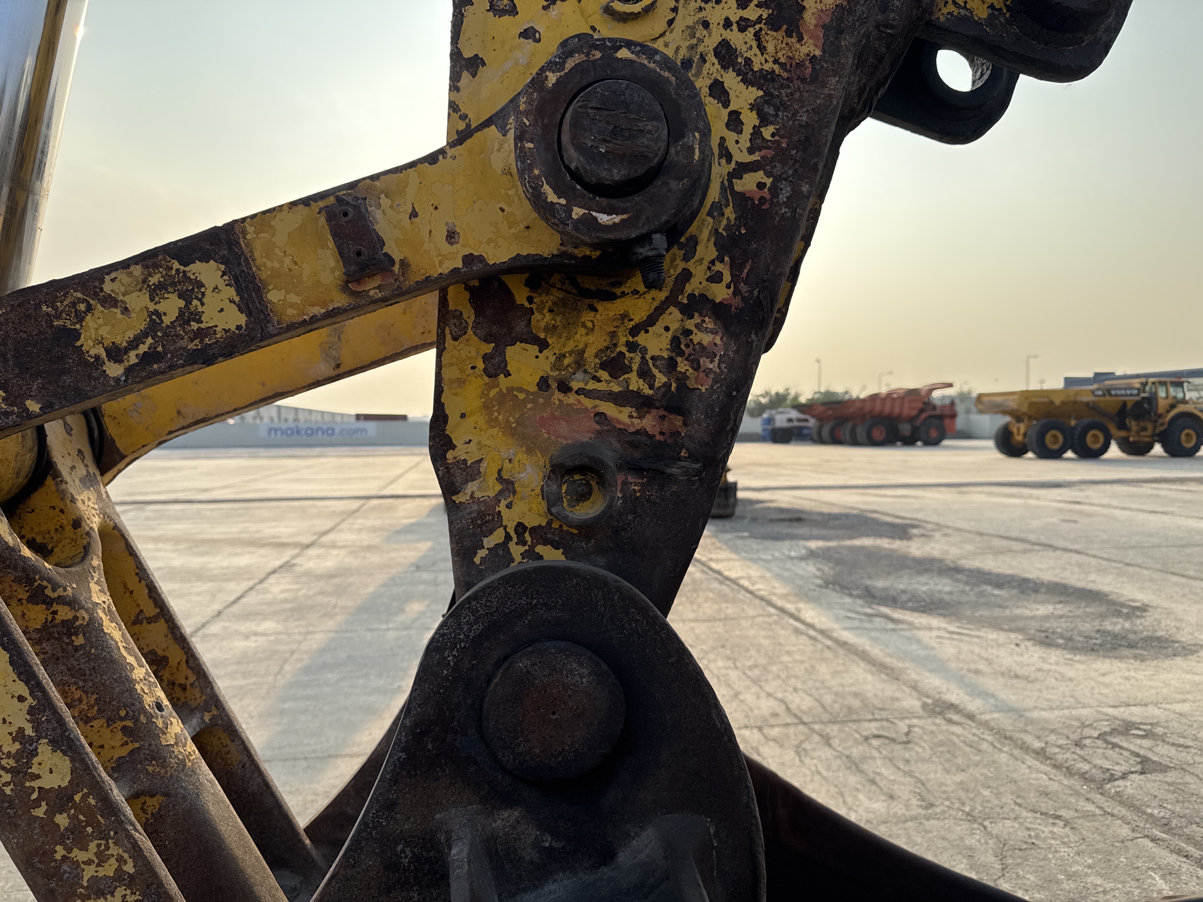 MDX-012-Komatsu-PC350LC-8-Medium-excavators-inspection-Chassis-Pin-and-bushings-stick-to-bucket-2