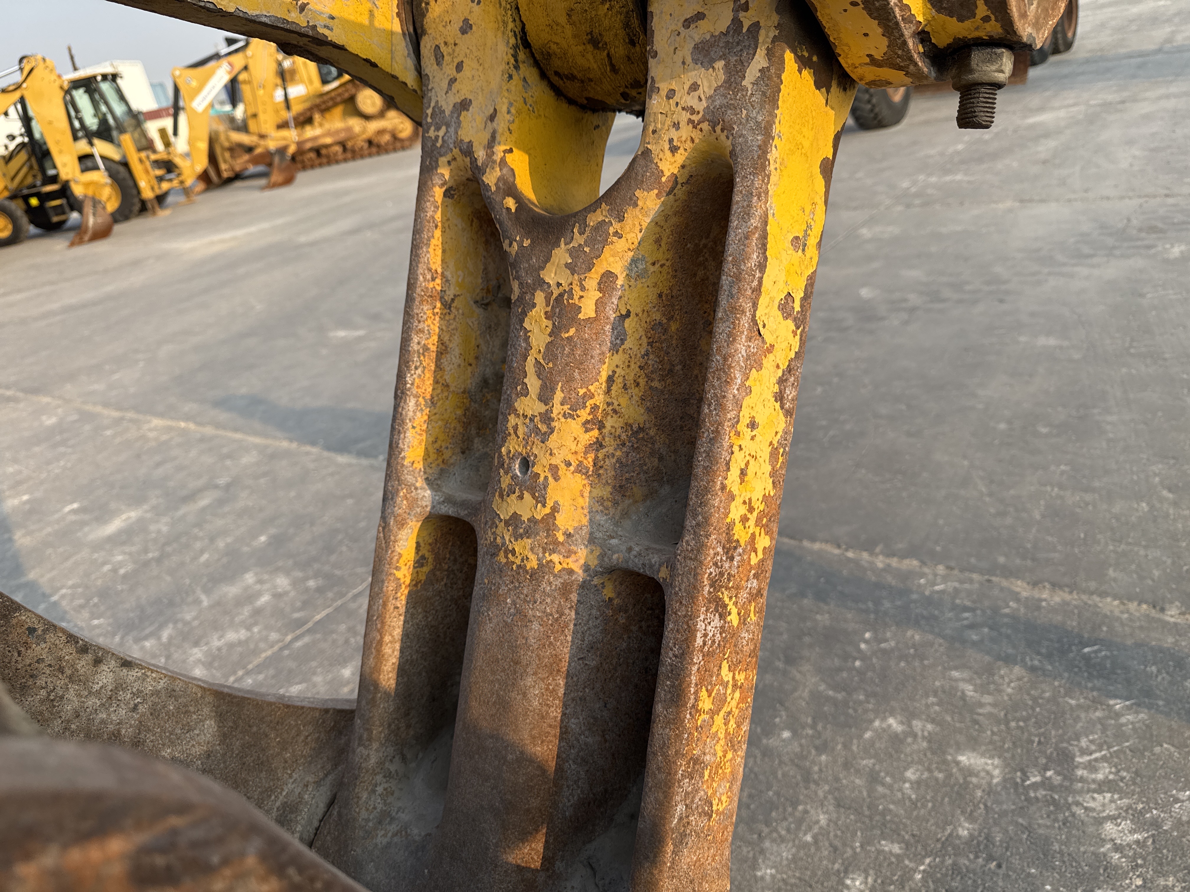 MDX-012-Komatsu-PC350LC-8-Medium-excavators-inspection-Chassis-H-link-2