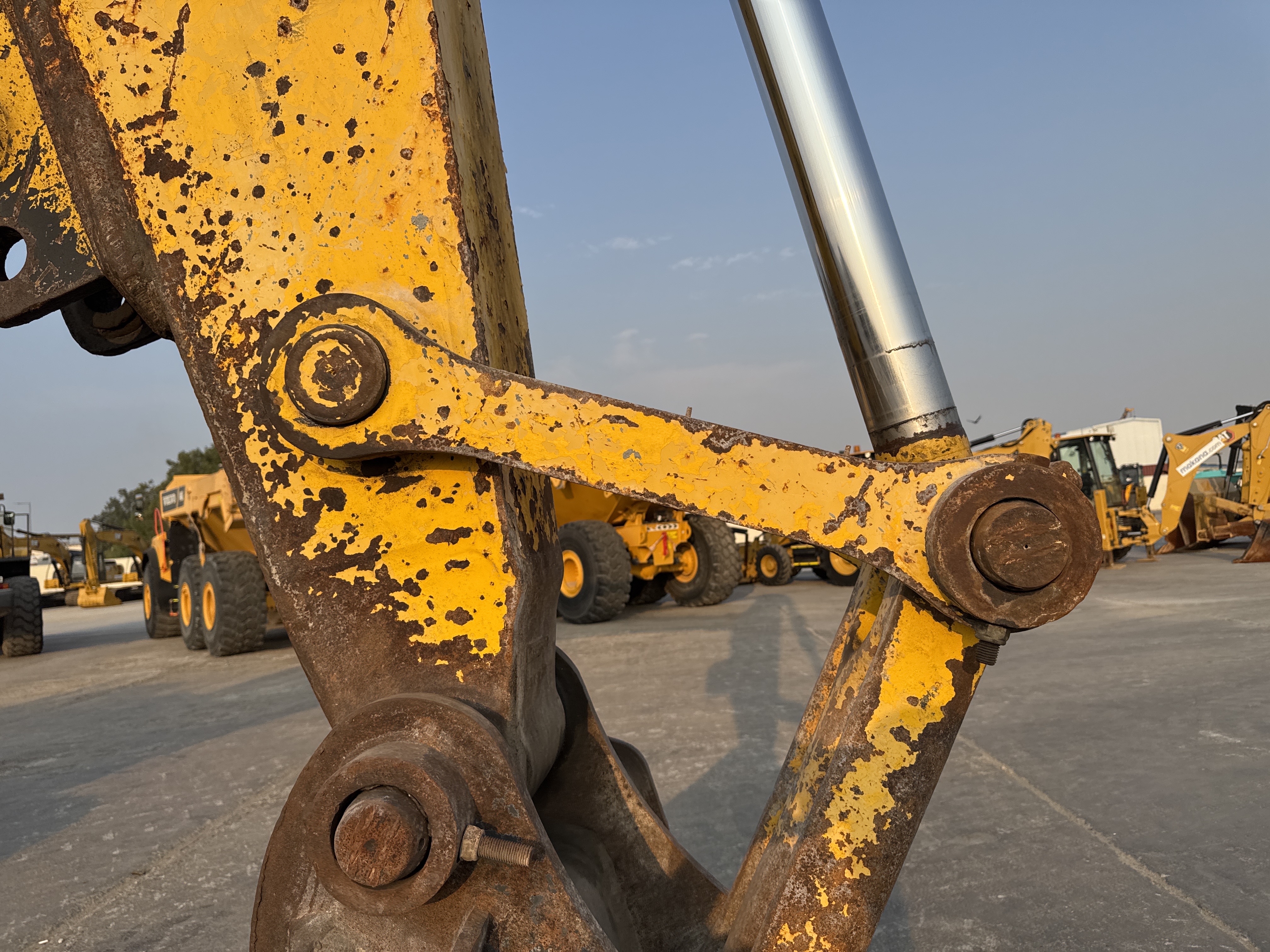 MDX-012-Komatsu-PC350LC-8-Medium-excavators-inspection-Chassis-Dog-bone-arms-2