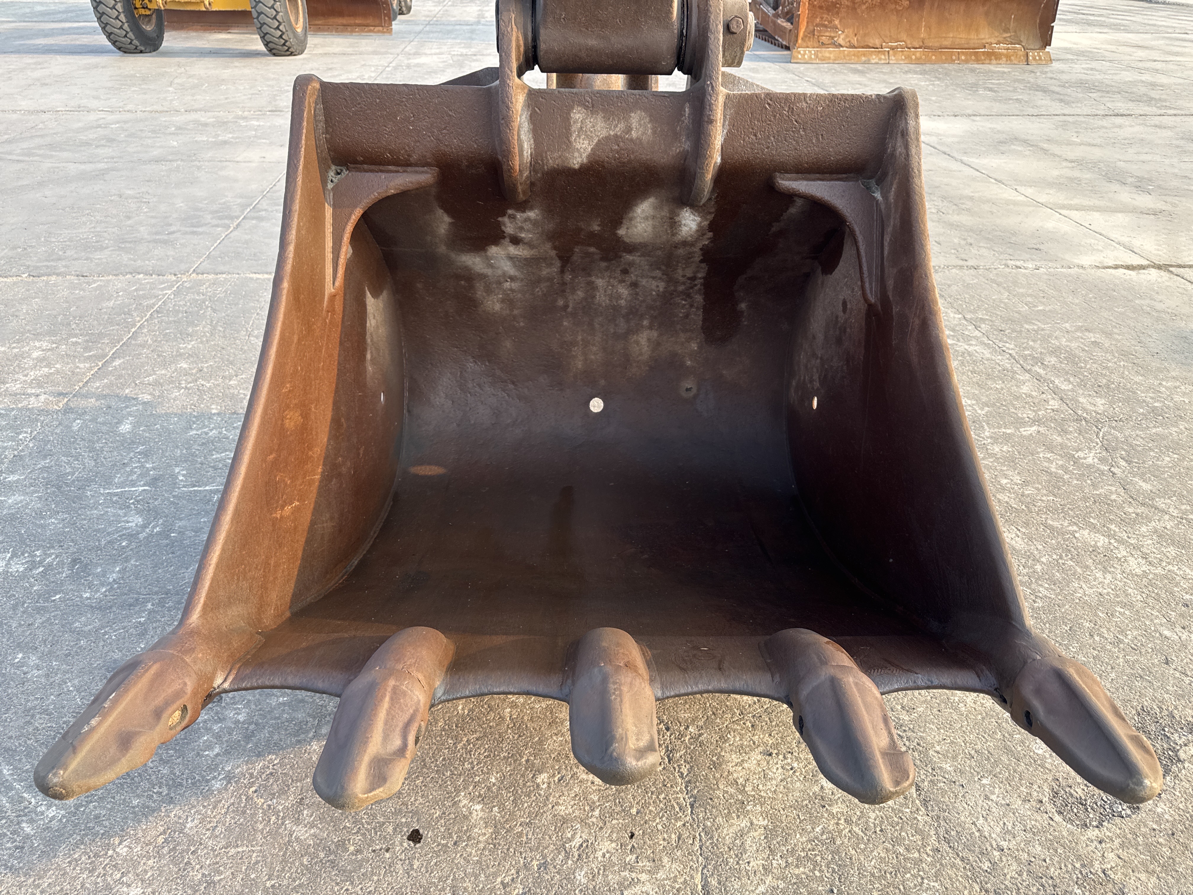MDX-012-Komatsu-PC350LC-8-Medium-excavators-inspection-Attachment-Excavator-bucket-2