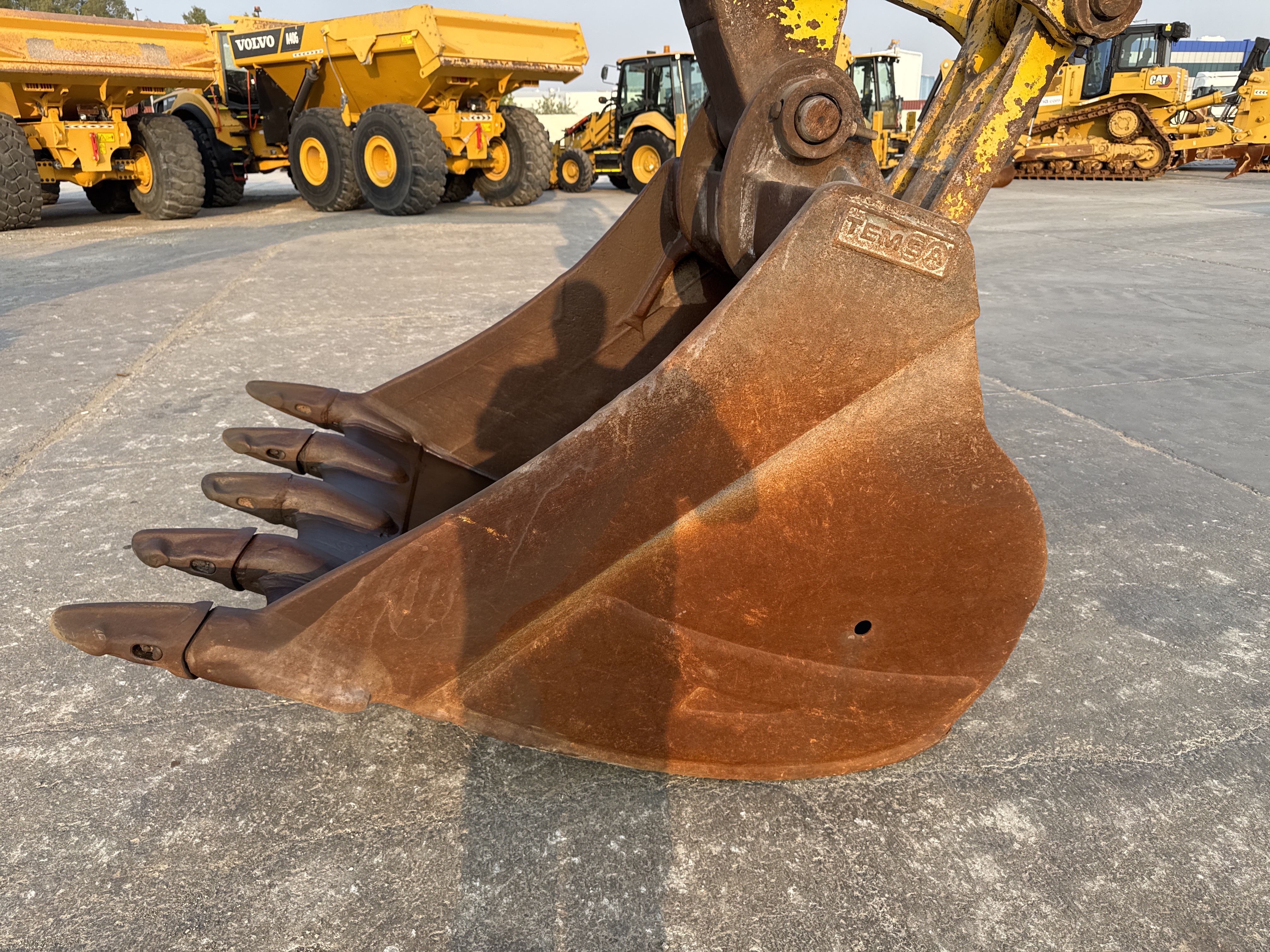 MDX-012-Komatsu-PC350LC-8-Medium-excavators-inspection-Attachment-Excavator-bucket-2