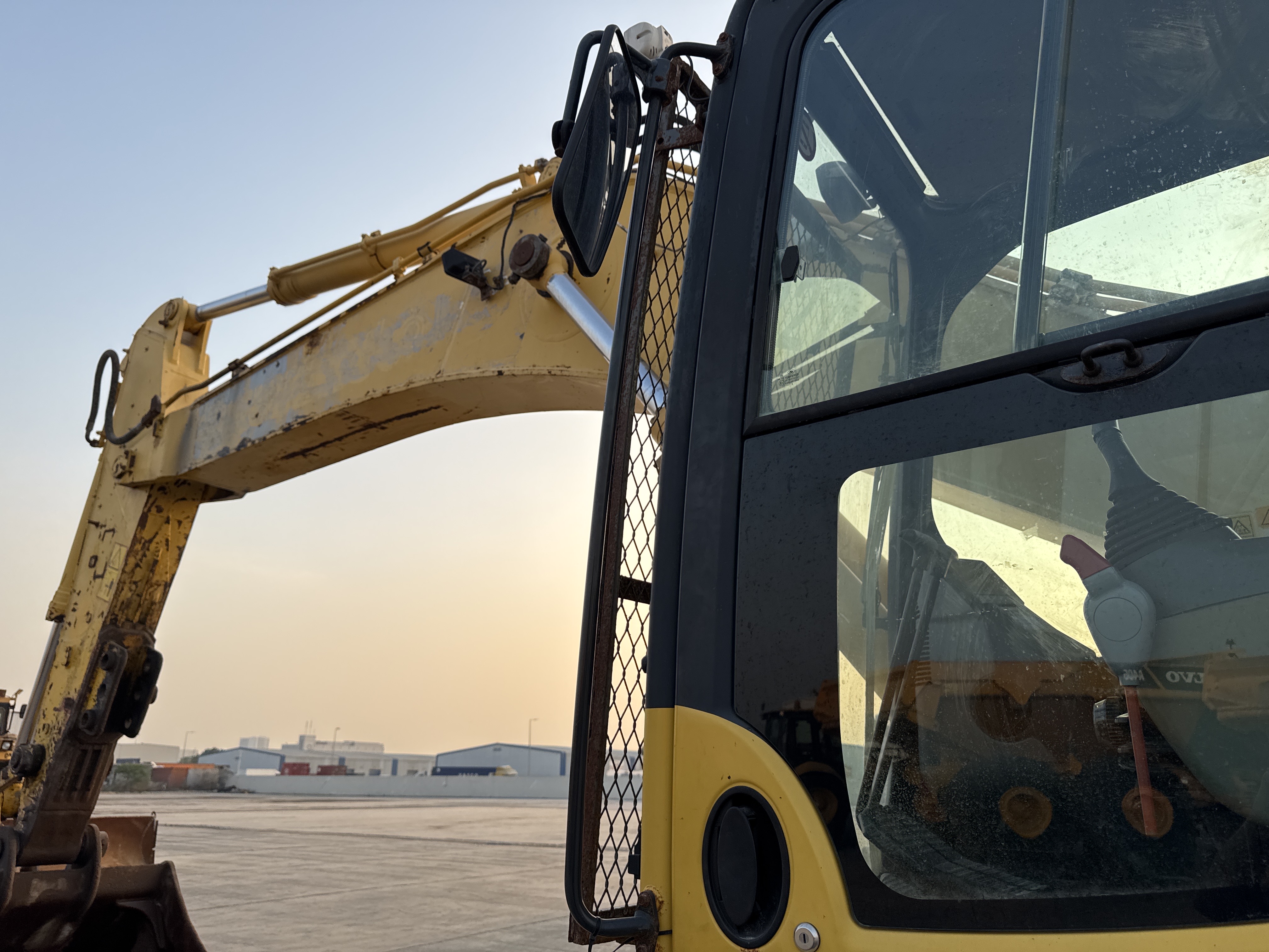 MDX-012-Komatsu-PC350LC-8-Medium-excavators-inspection-Structure-Handrails-2