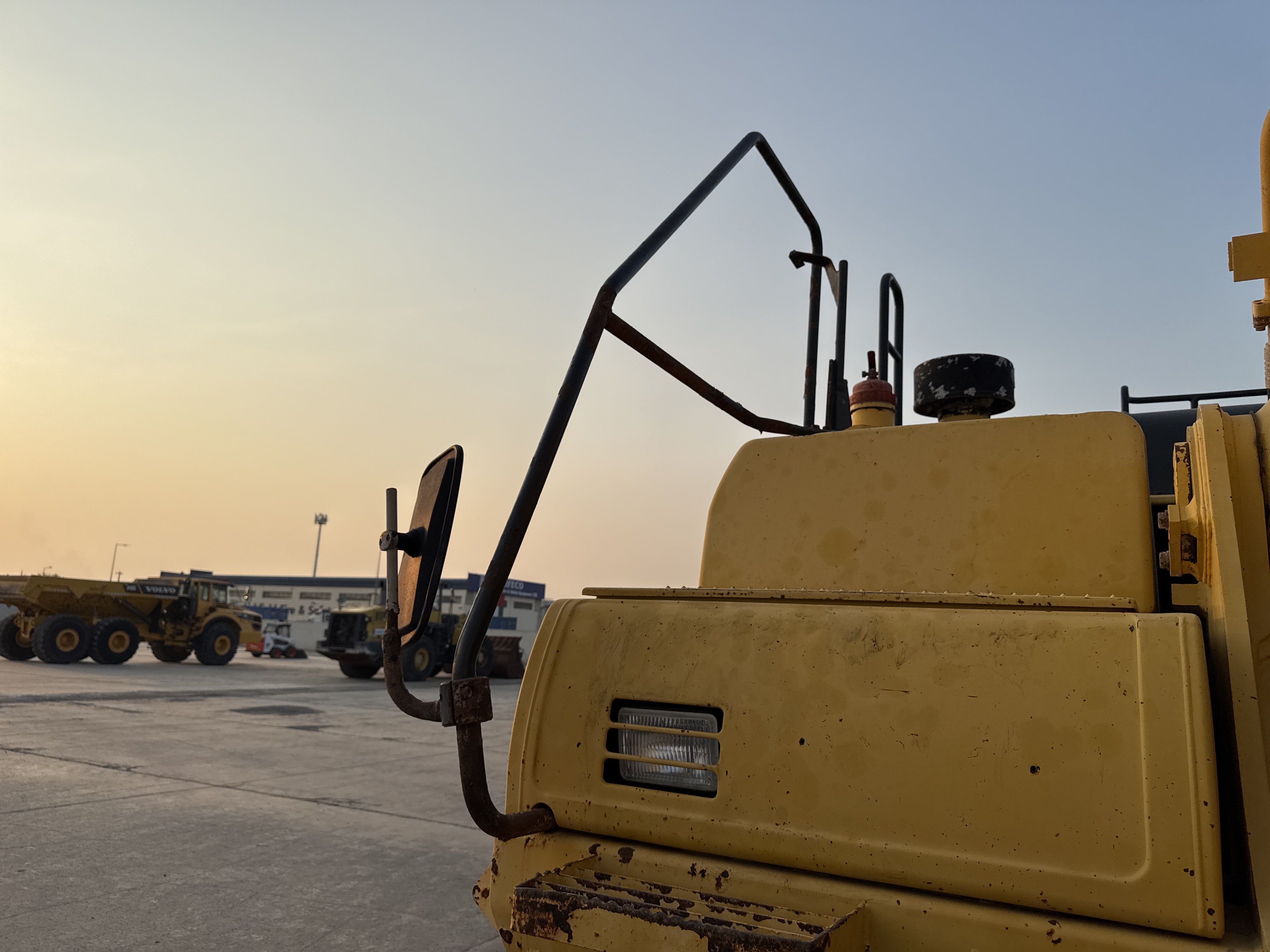 MDX-012-Komatsu-PC350LC-8-Medium-excavators-inspection-Structure-Handrails-2