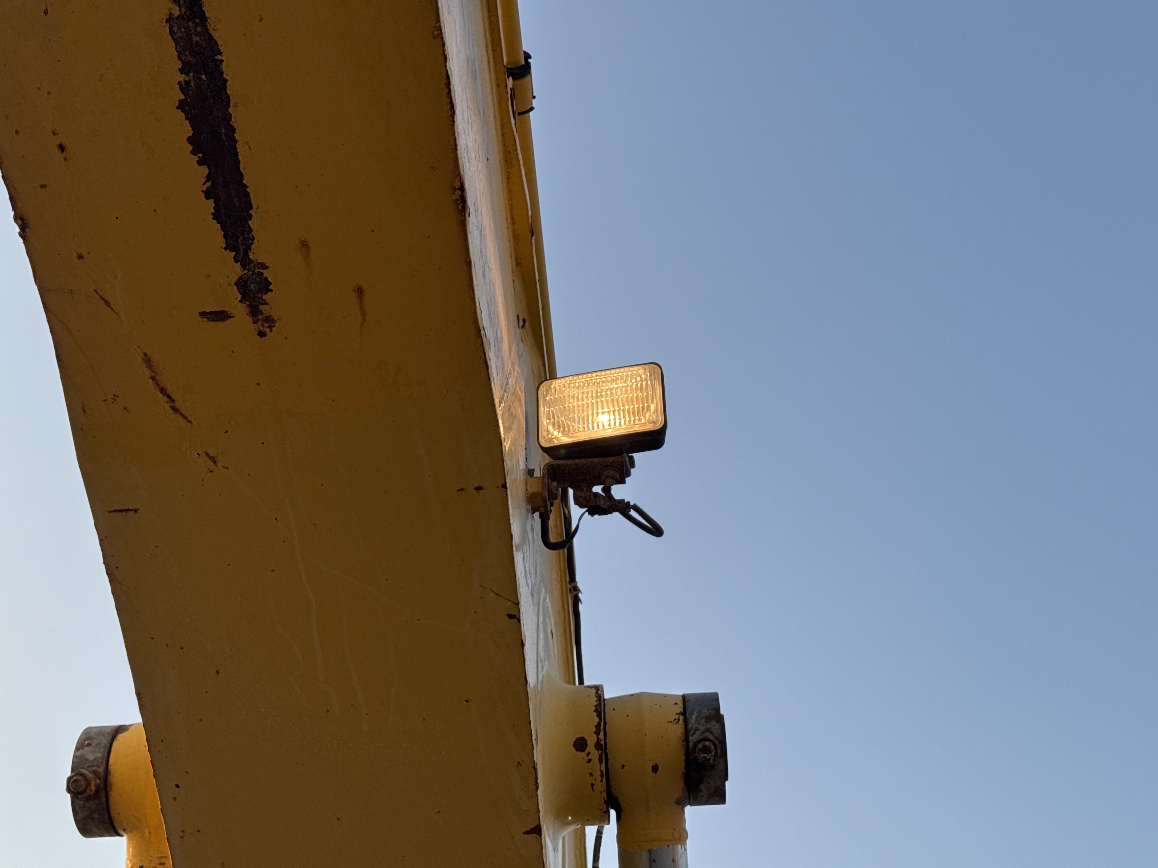 MDX-012-Komatsu-PC350LC-8-Medium-excavators-inspection-Structure-Exterior-lights-2