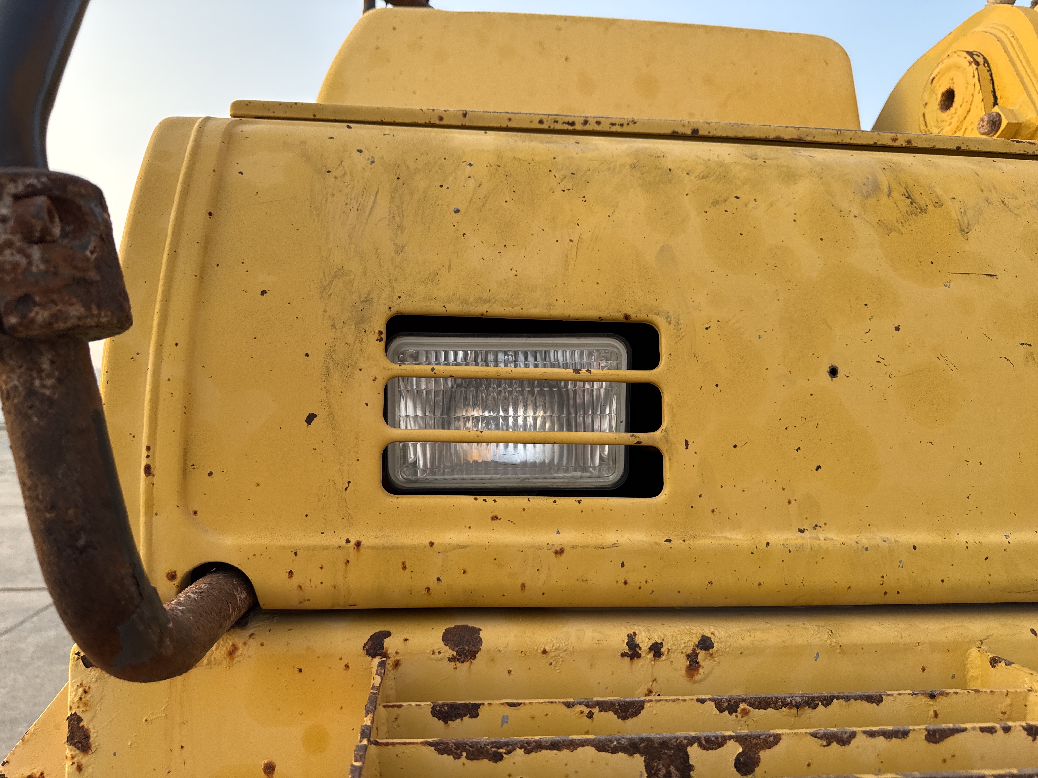 MDX-012-Komatsu-PC350LC-8-Medium-excavators-inspection-Structure-Exterior-lights-2
