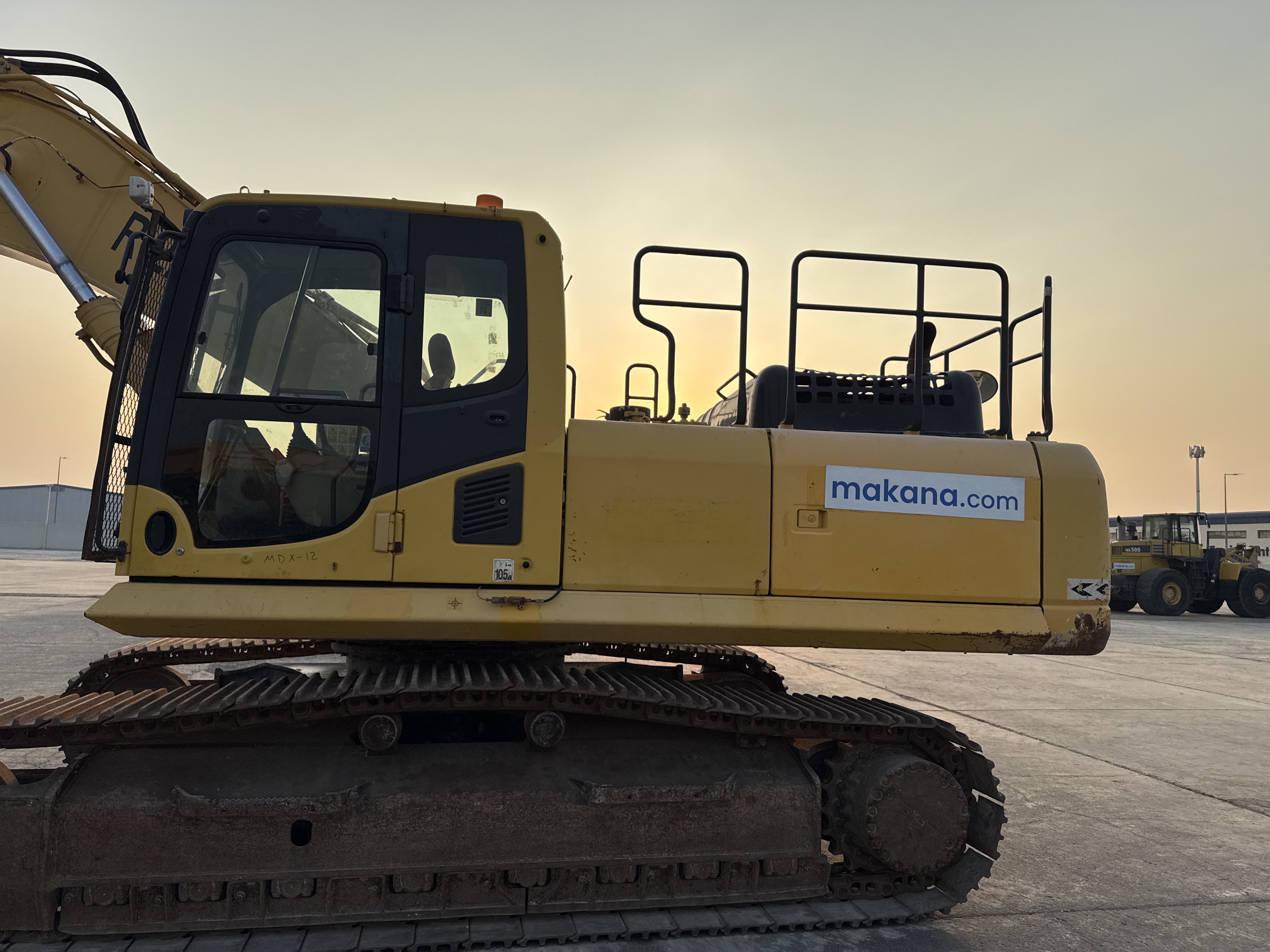 MDX-012-Komatsu-PC350LC-8-Medium-excavators-inspection-Structure-Paint-2