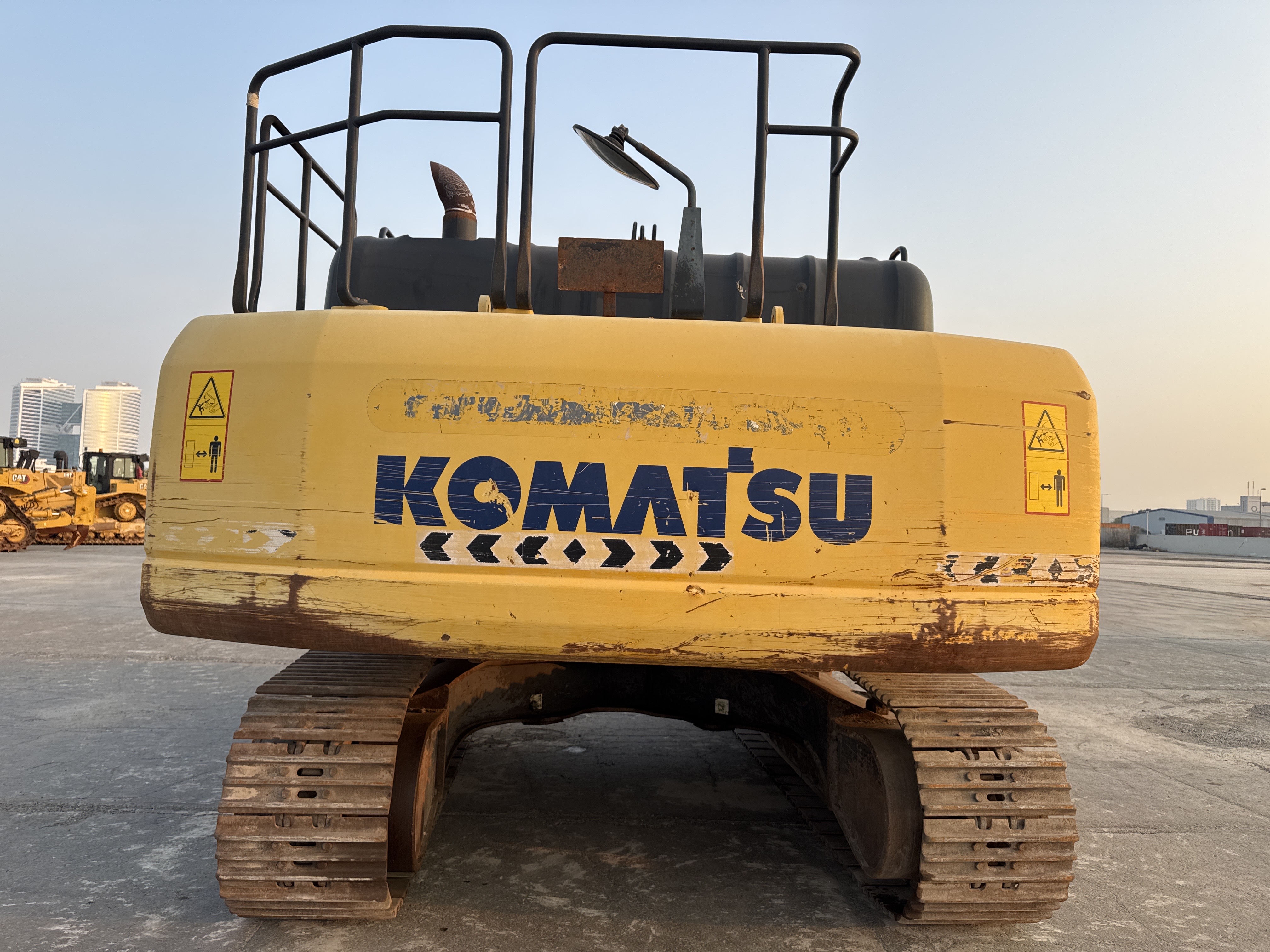 MDX-012-Komatsu-PC350LC-8-Medium-excavators-inspection-Structure-Paint-2