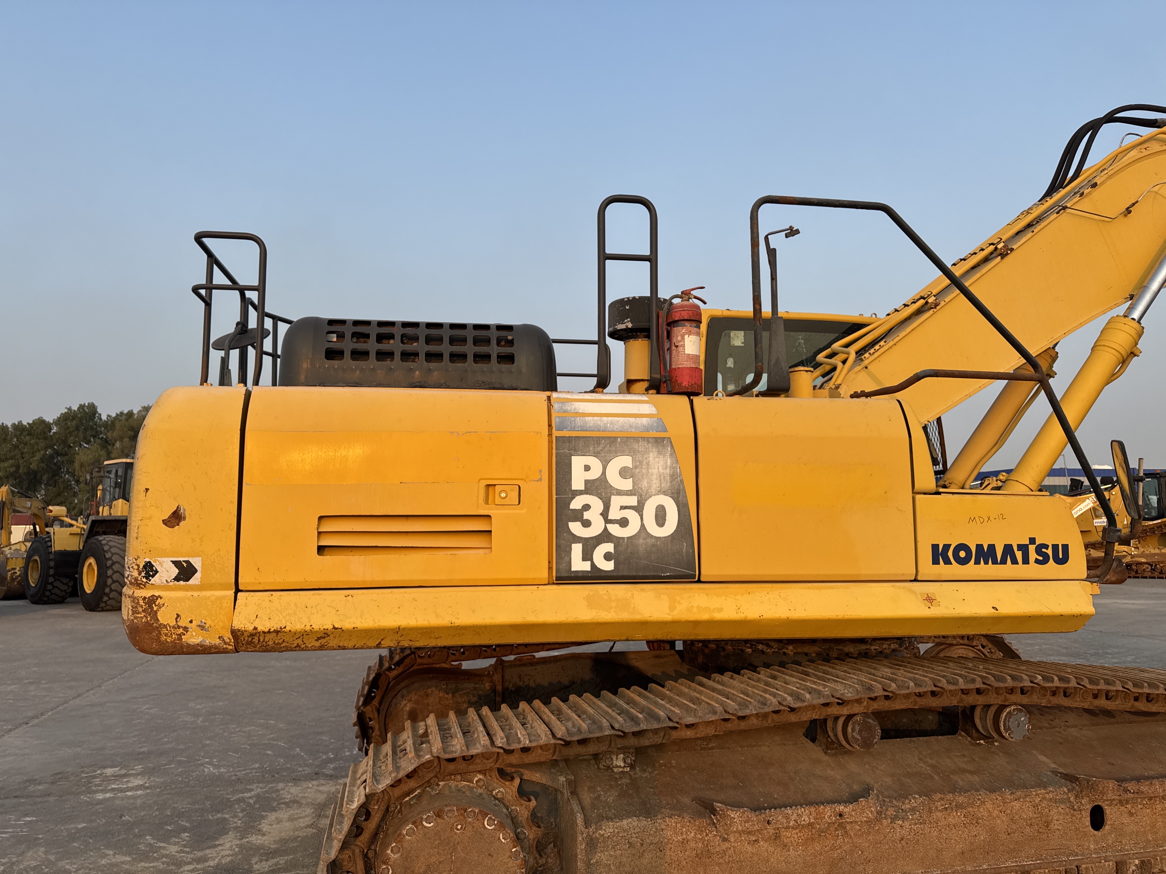 MDX-012-Komatsu-PC350LC-8-Medium-excavators-inspection-Structure-Paint-2