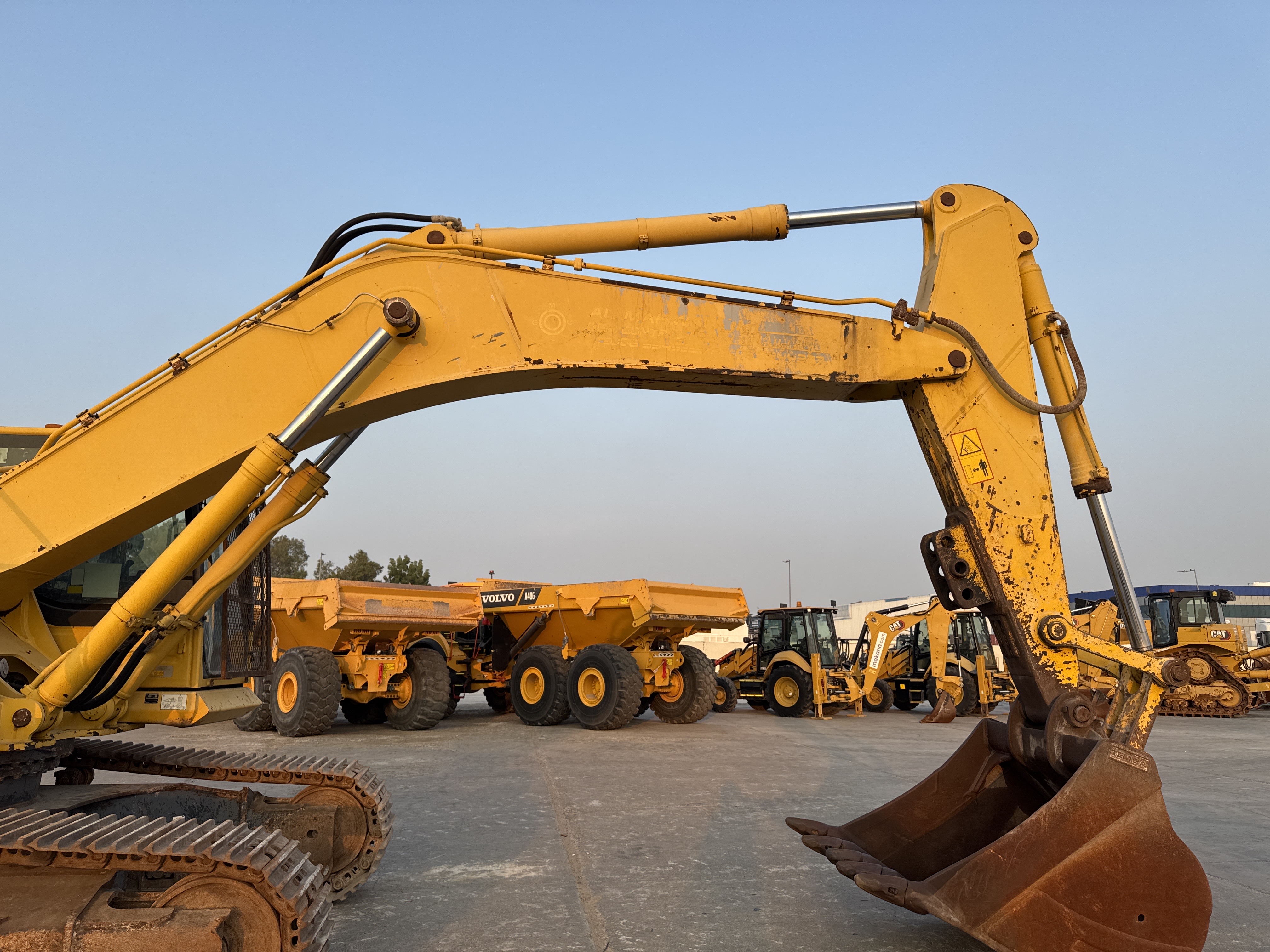 MDX-012-Komatsu-PC350LC-8-Medium-excavators-inspection-Structure-Paint-2