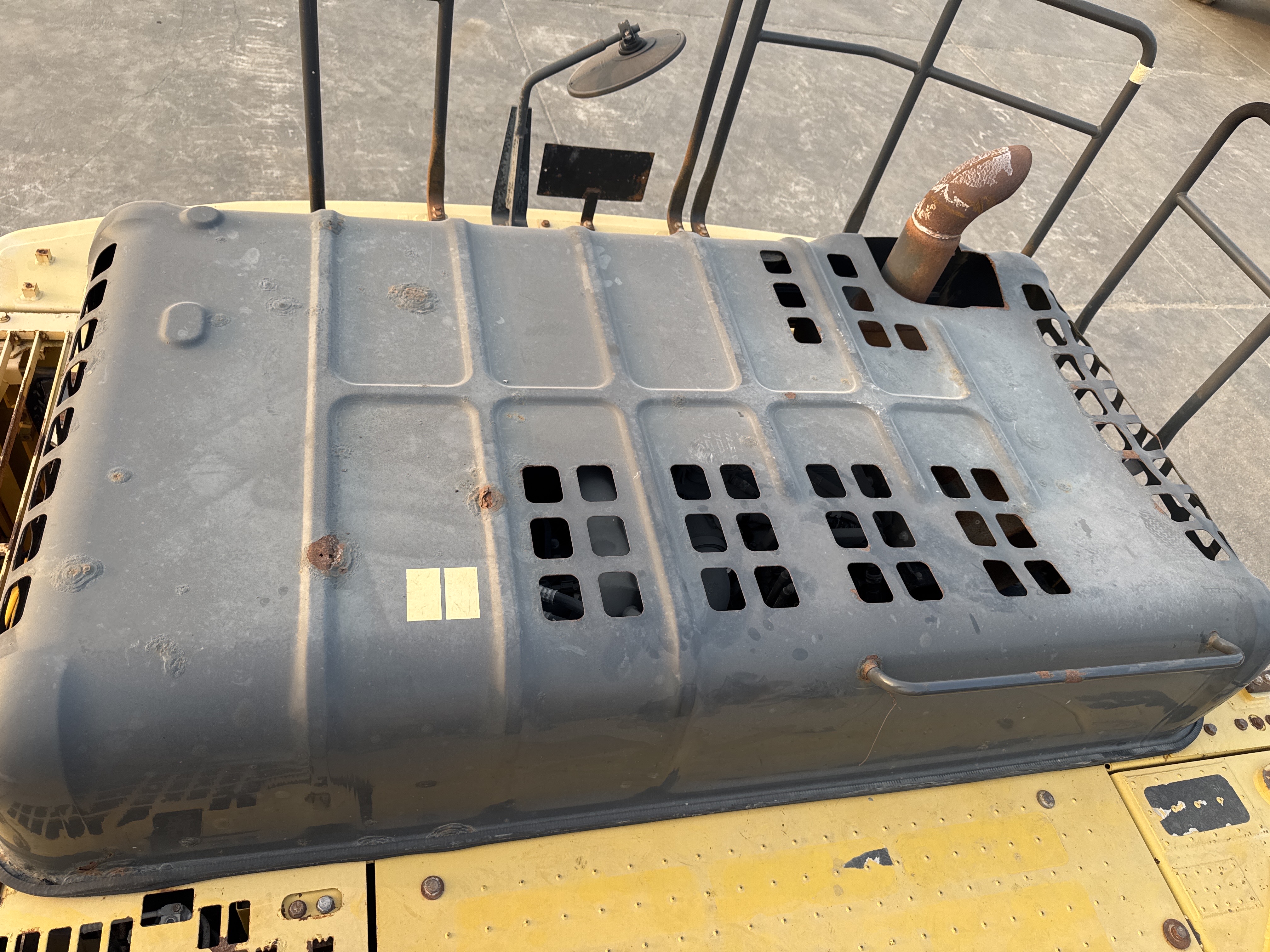 MDX-012-Komatsu-PC350LC-8-Medium-excavators-inspection-Structure-Sheet-metal-(fiberglass)-2