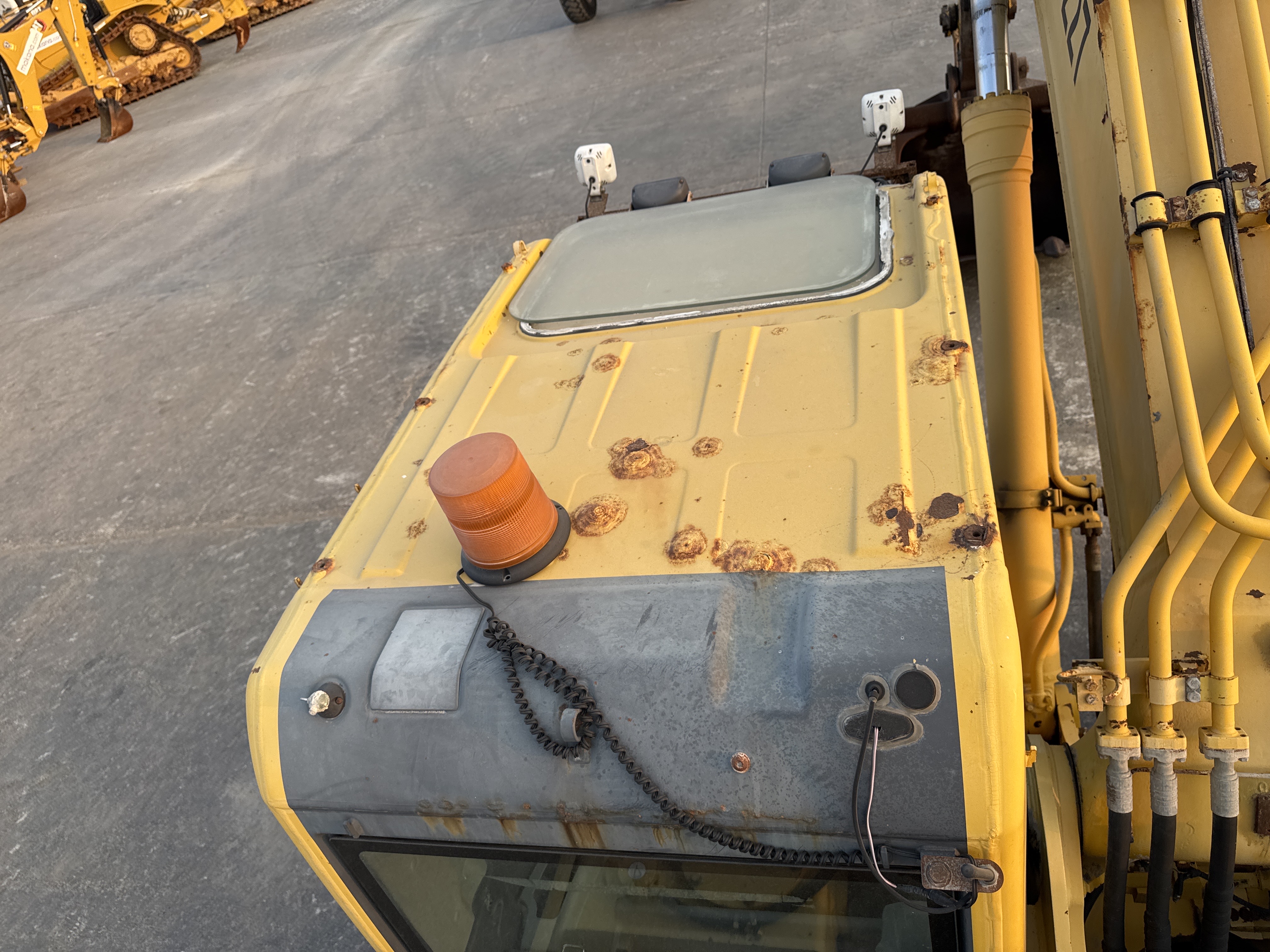 MDX-012-Komatsu-PC350LC-8-Medium-excavators-inspection-Structure-Sheet-metal-(fiberglass)-2