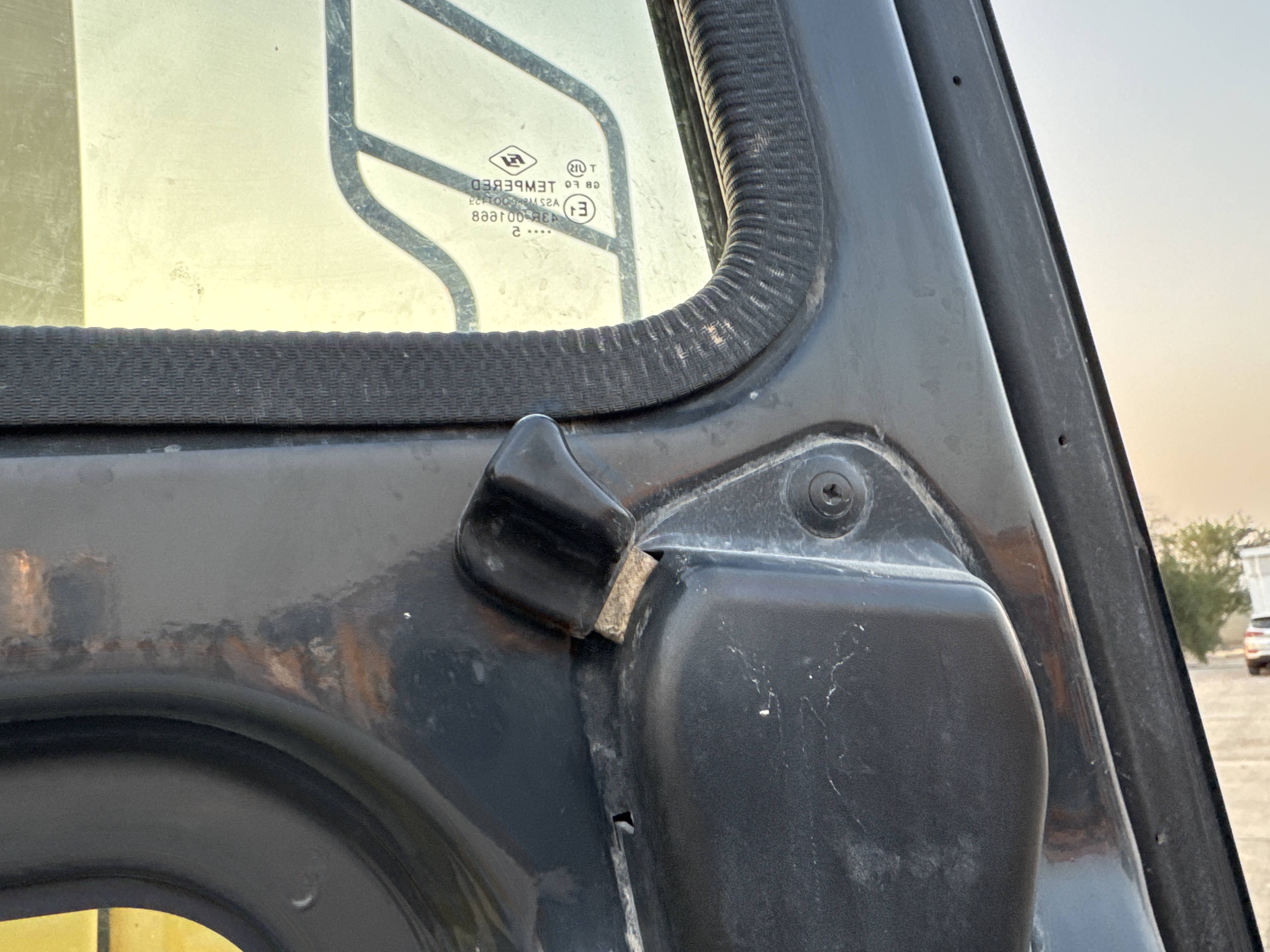 MDX-012-Komatsu-PC350LC-8-Medium-excavators-inspection-Cabin-Door-handles-2