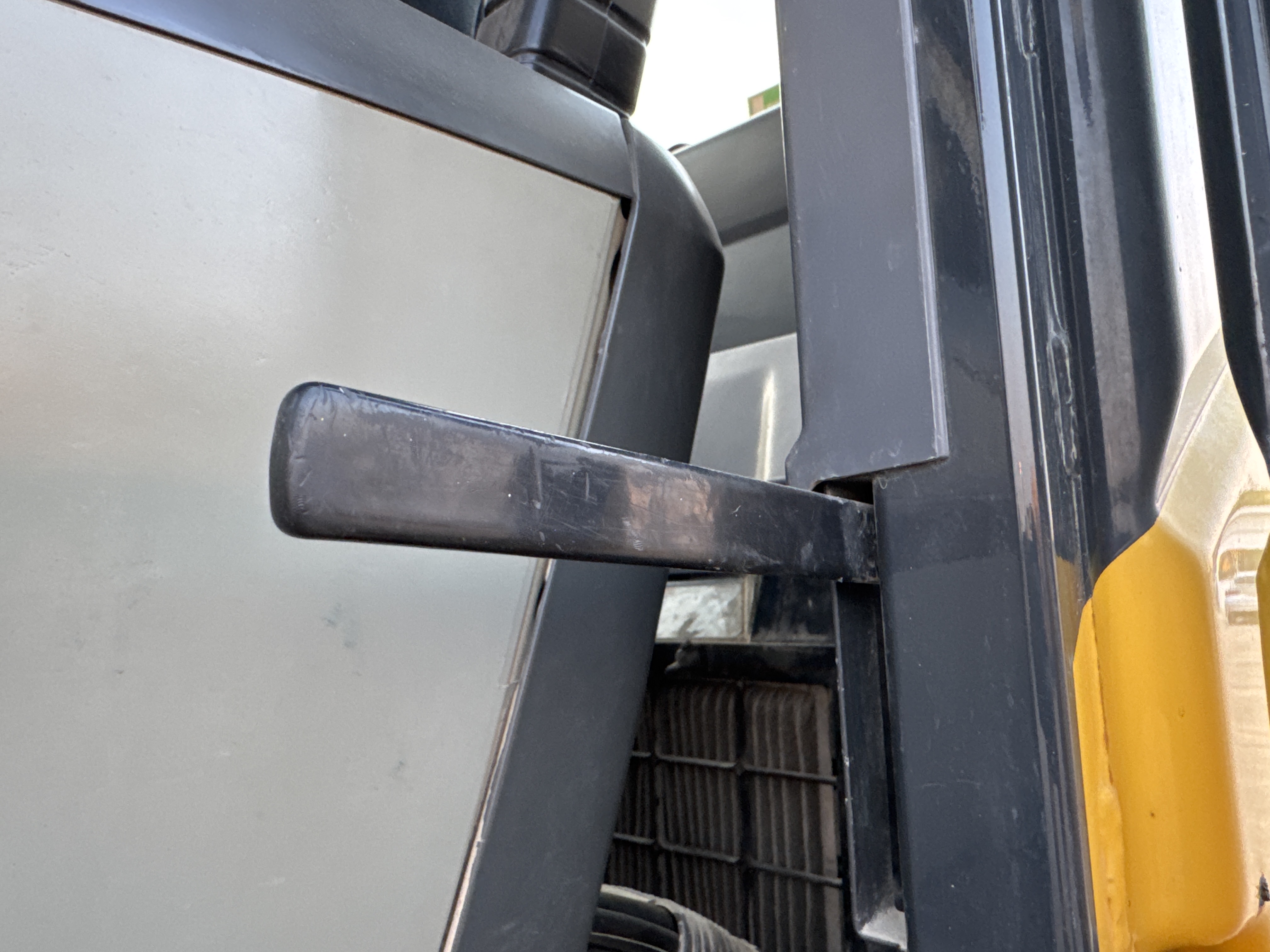 MDX-012-Komatsu-PC350LC-8-Medium-excavators-inspection-Cabin-Door-handles-2