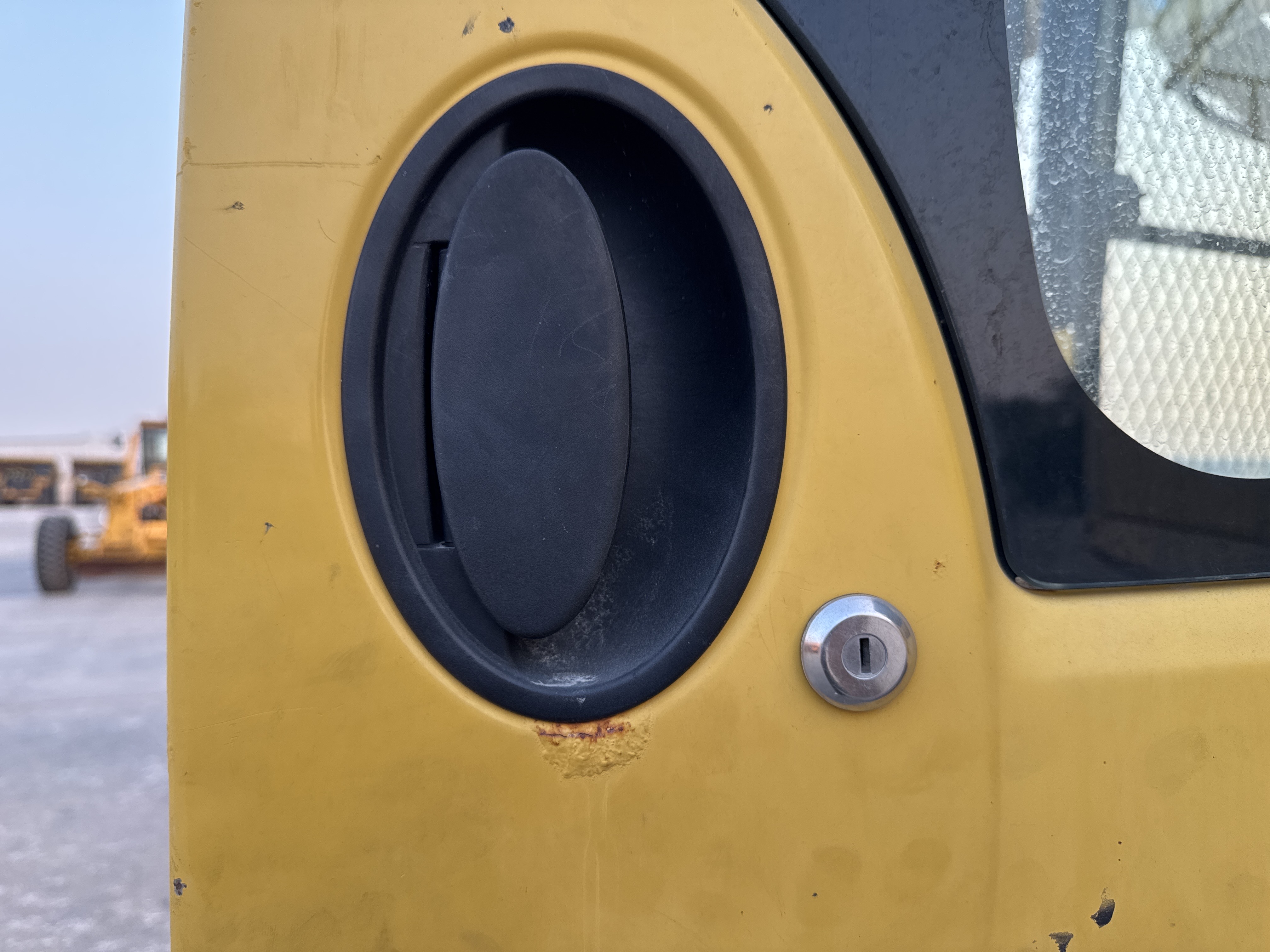 MDX-012-Komatsu-PC350LC-8-Medium-excavators-inspection-Cabin-Door-handles-2