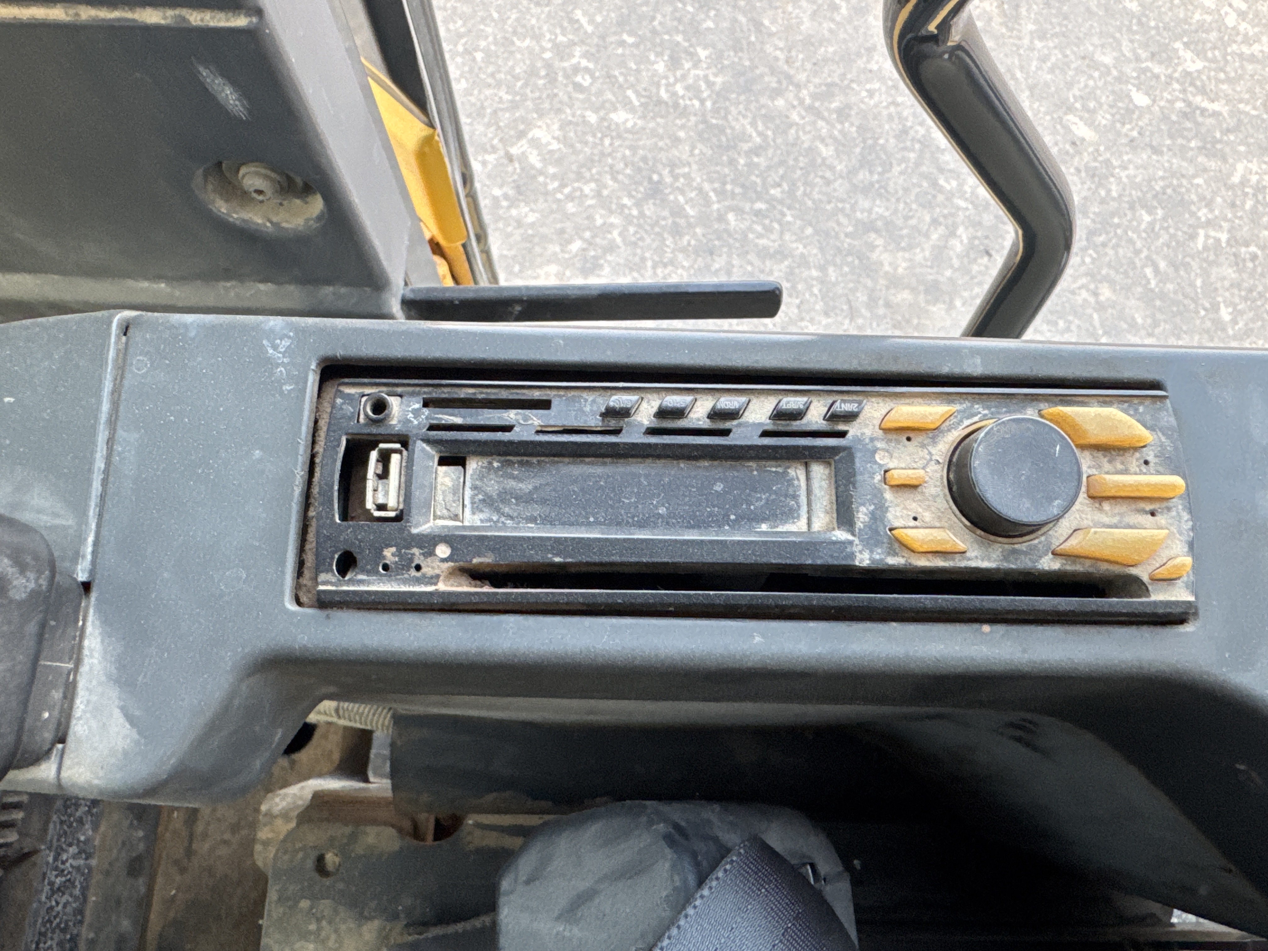 MDX-012-Komatsu-PC350LC-8-Medium-excavators-inspection-Cabin-Radio-2