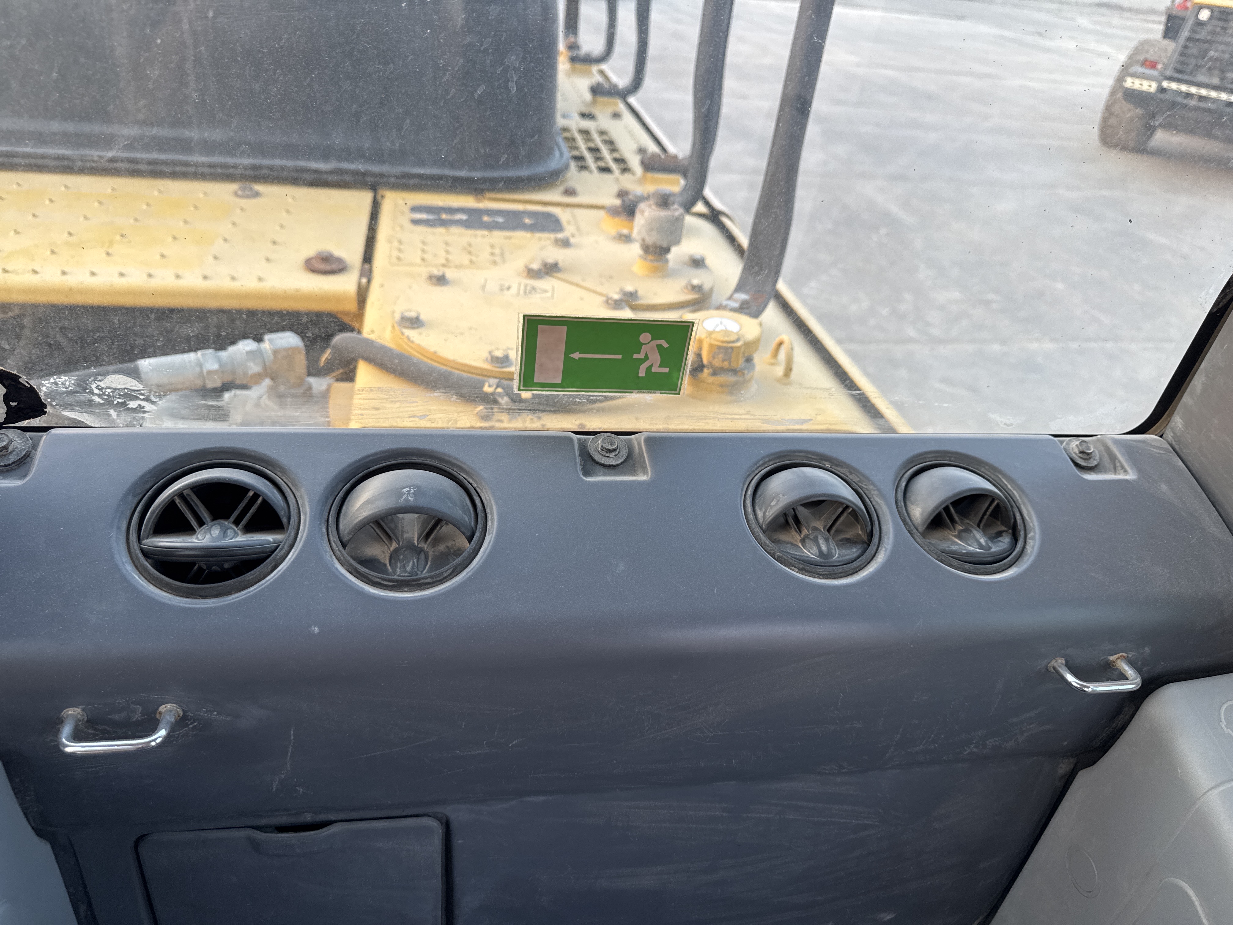 MDX-012-Komatsu-PC350LC-8-Medium-excavators-inspection-Air-conditioning-Vents-and-air-flow-2