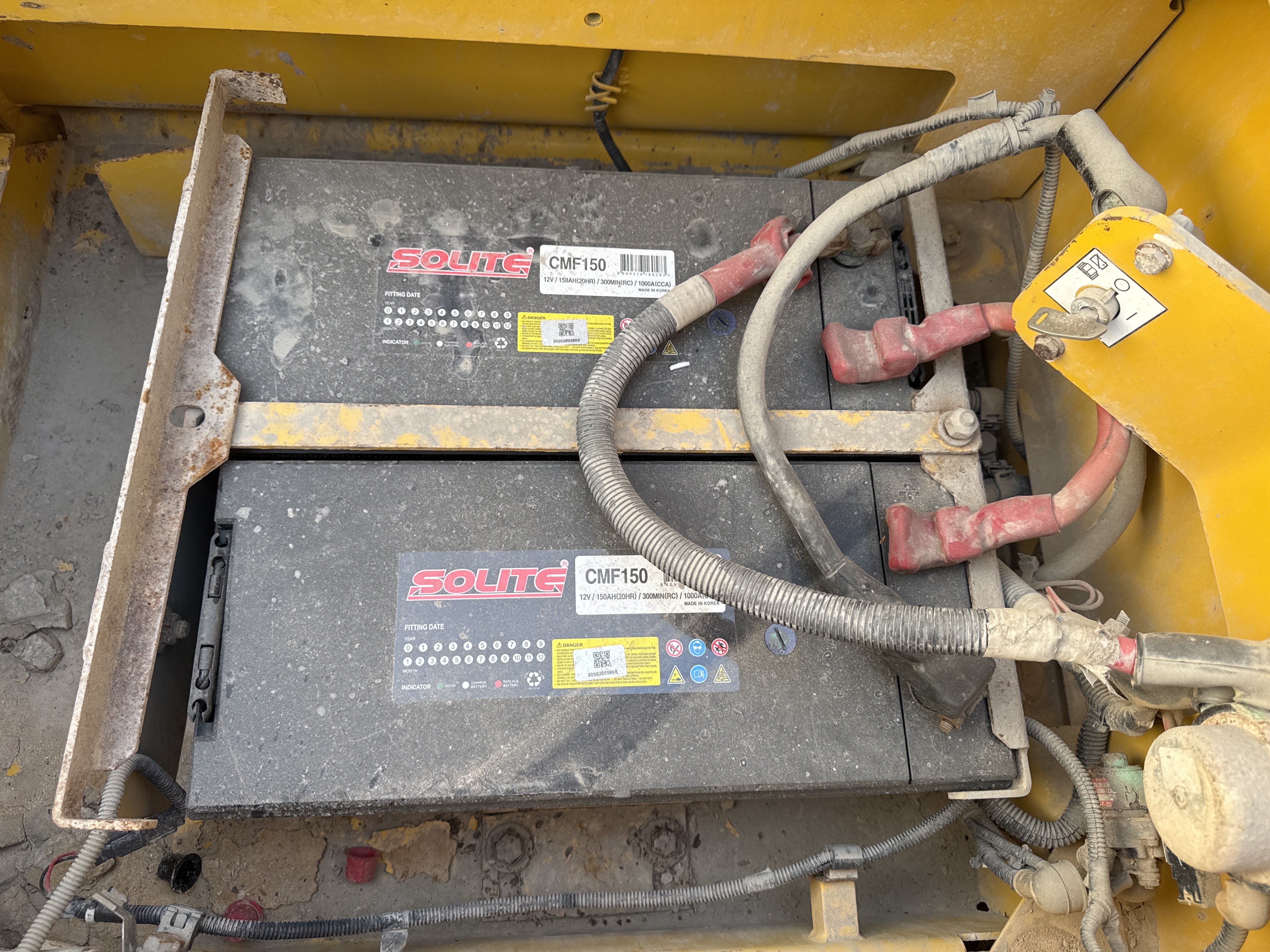 MDX-012-Komatsu-PC350LC-8-Medium-excavators-inspection-Electronics-Battery-2