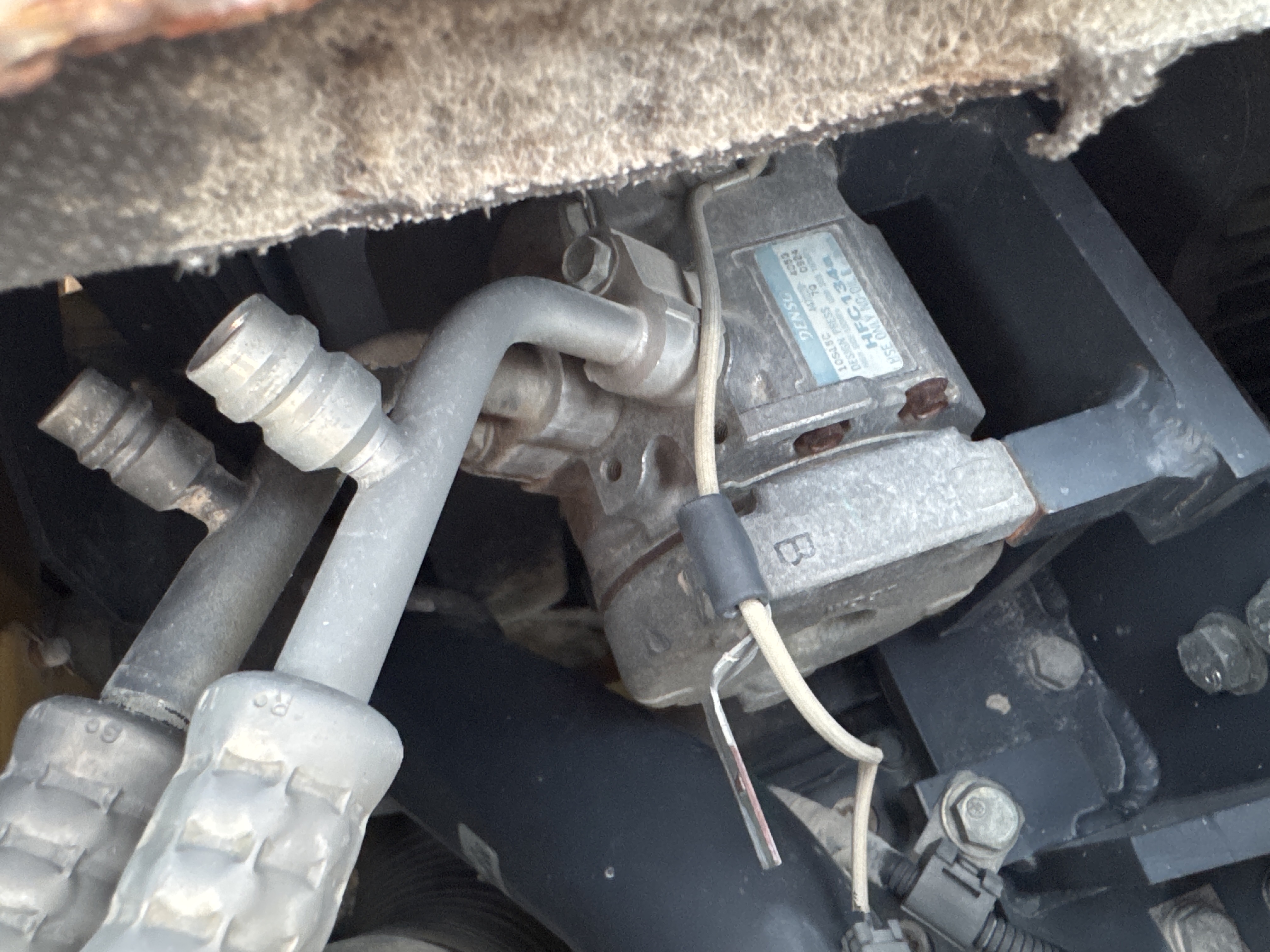 MDX-012-Komatsu-PC350LC-8-Medium-excavators-inspection-Air-conditioning-A/C-compressor-2