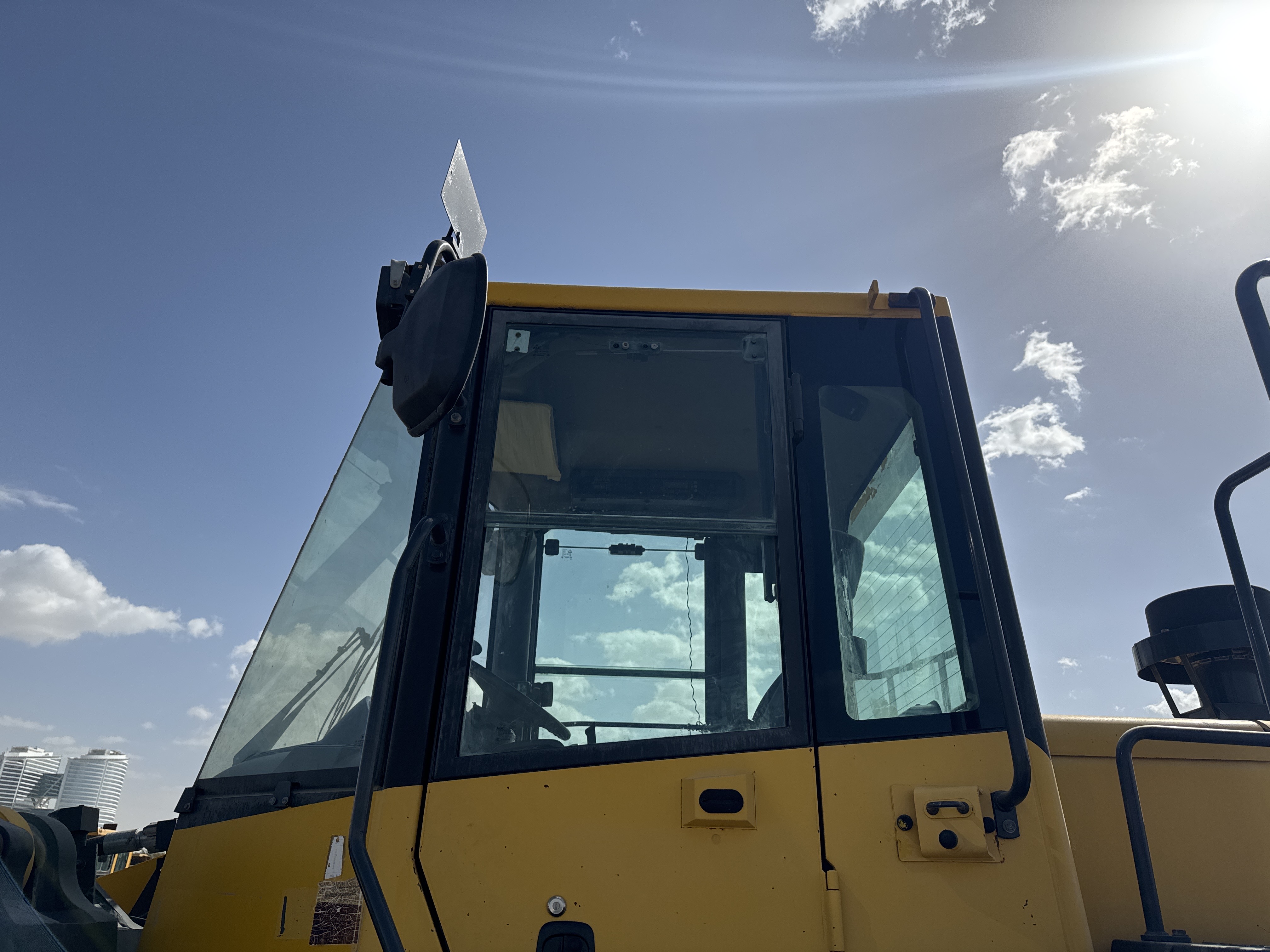 WHL-005-Komatsu-WA470-6-Wheel-loaders-inspection-Safety-Glass-2