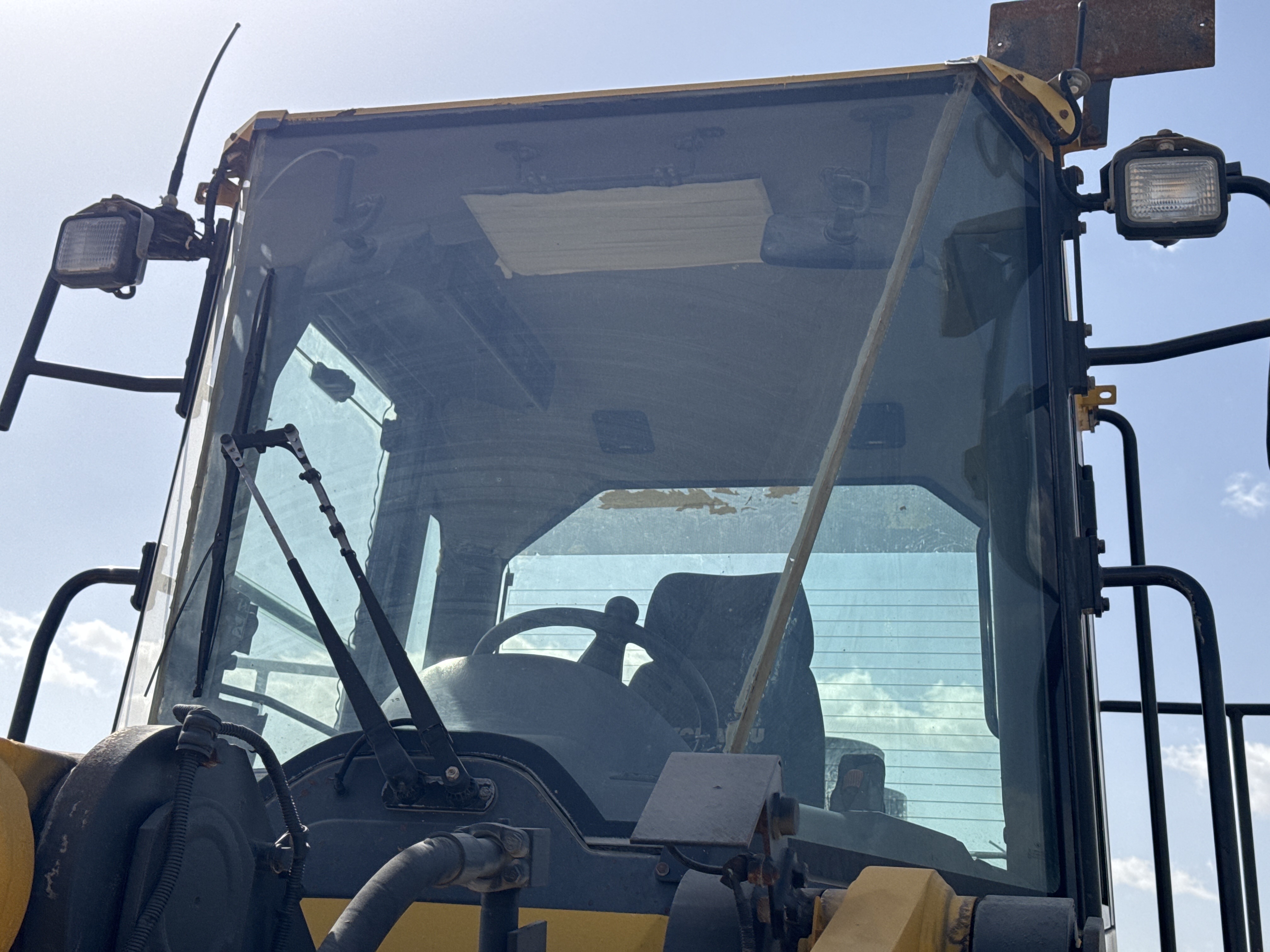 WHL-005-Komatsu-WA470-6-Wheel-loaders-inspection-Safety-Glass-2