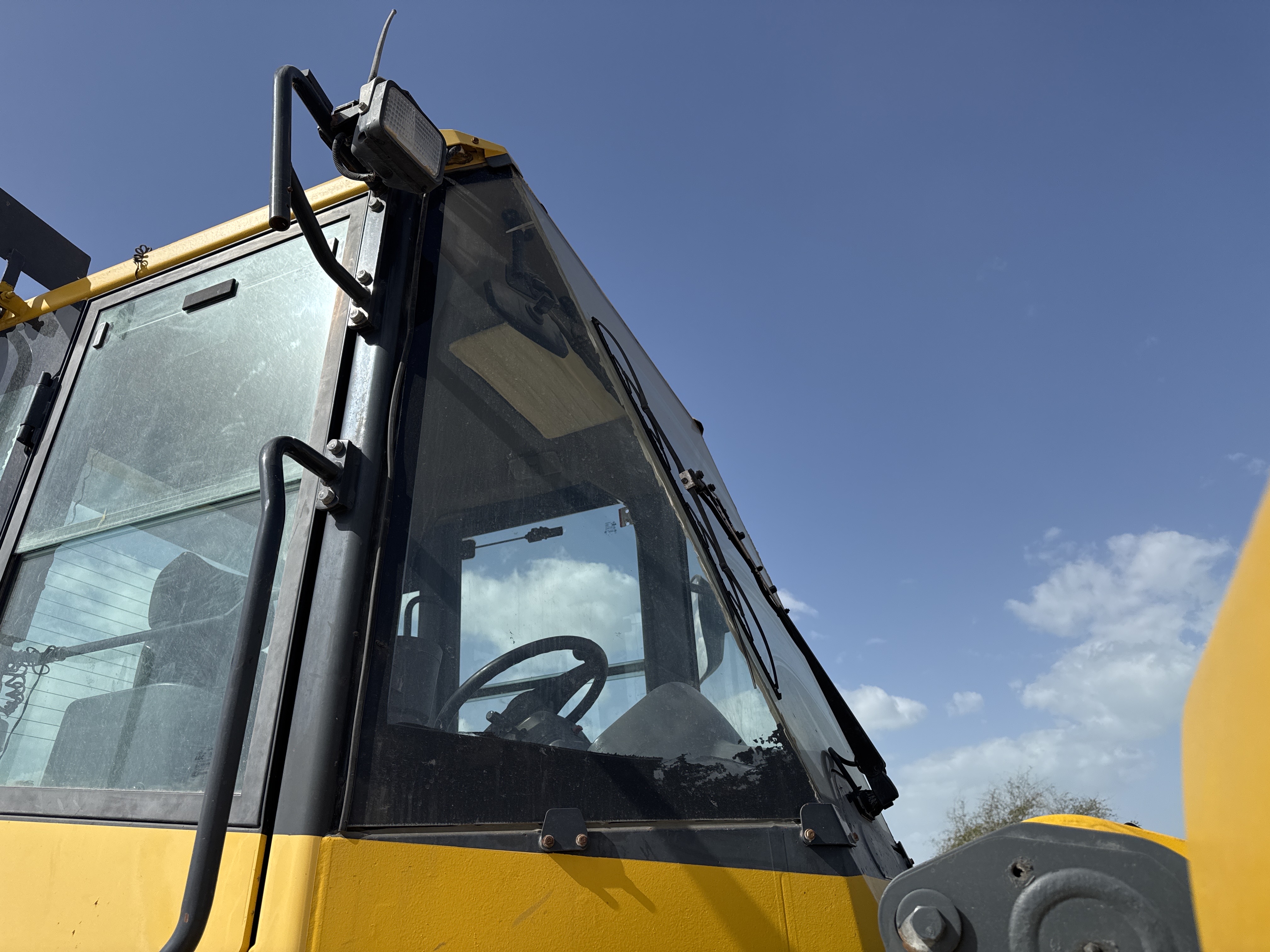 WHL-005-Komatsu-WA470-6-Wheel-loaders-inspection-Safety-Glass-2