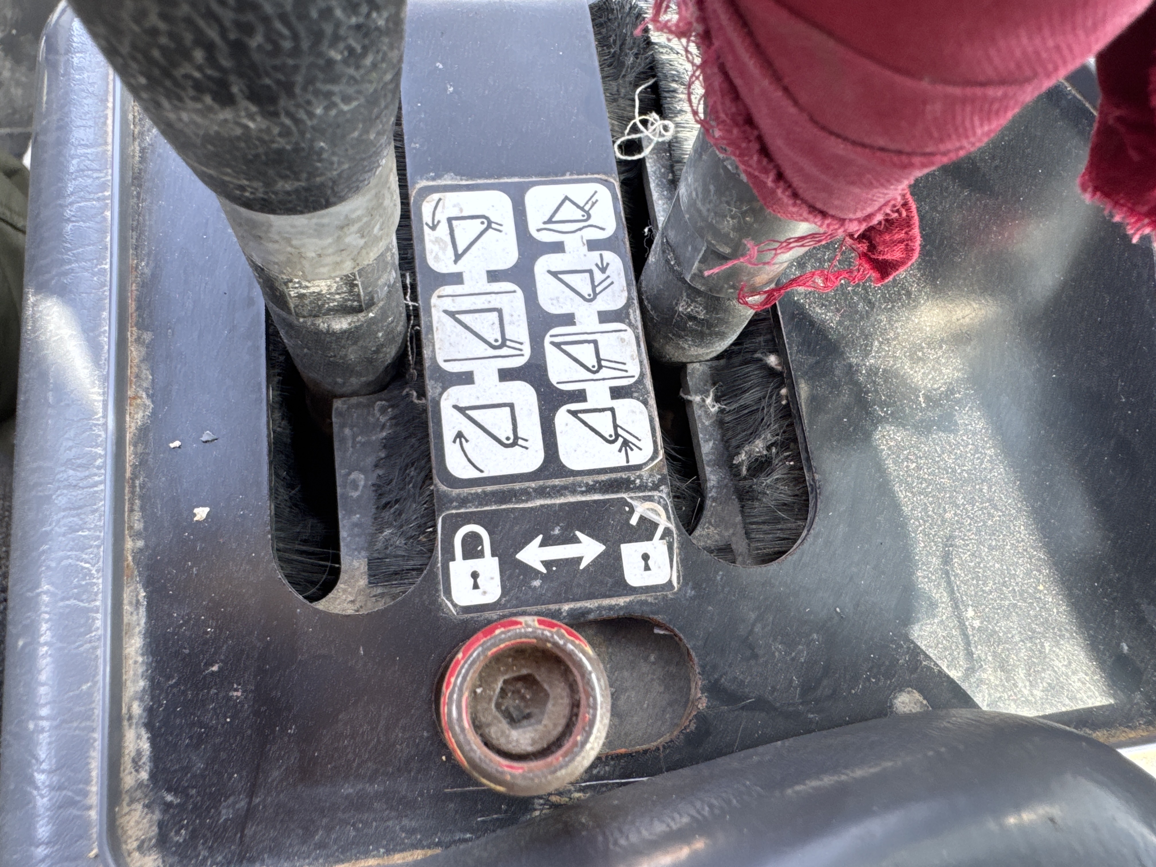 WHL-005-Komatsu-WA470-6-Wheel-loaders-inspection-Safety-Hydraulic-safety-lock-2