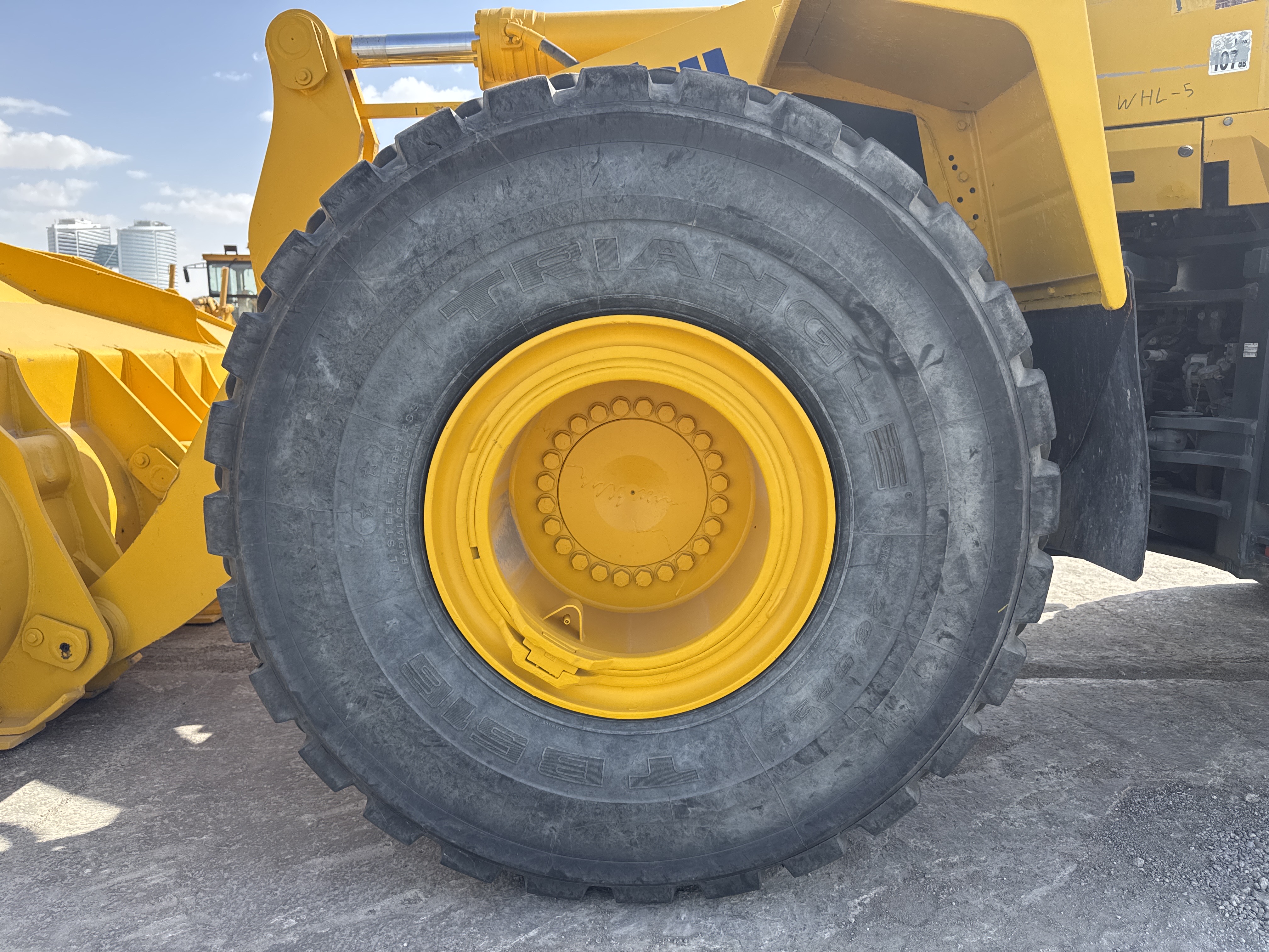 WHL-005-Komatsu-WA470-6-Wheel-loaders-inspection-Chassis-Left-front-tire-/-wheel-hub---condition-2