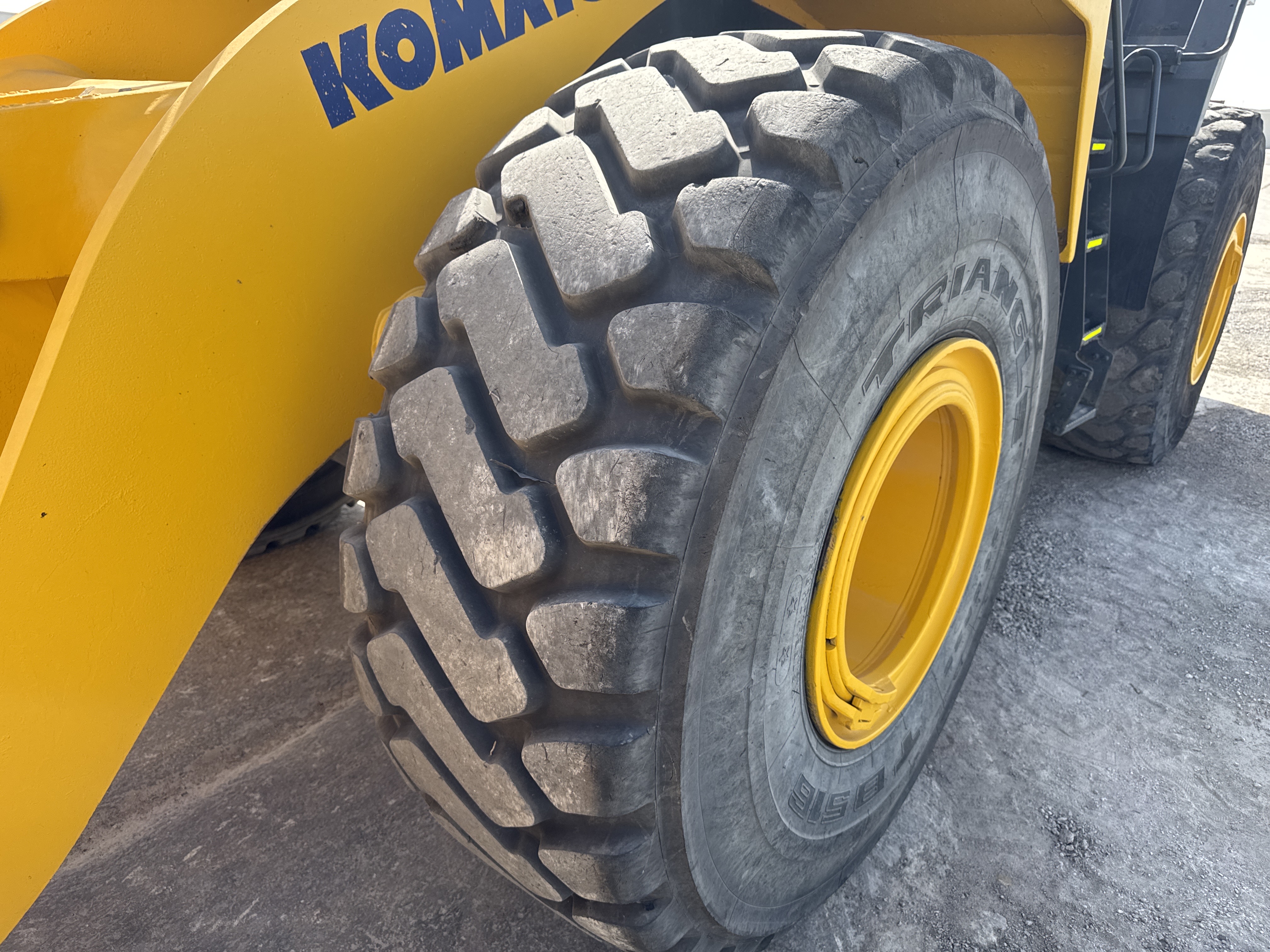 WHL-005-Komatsu-WA470-6-Wheel-loaders-inspection-Chassis-Left-front-tire-/-wheel-hub---condition-2