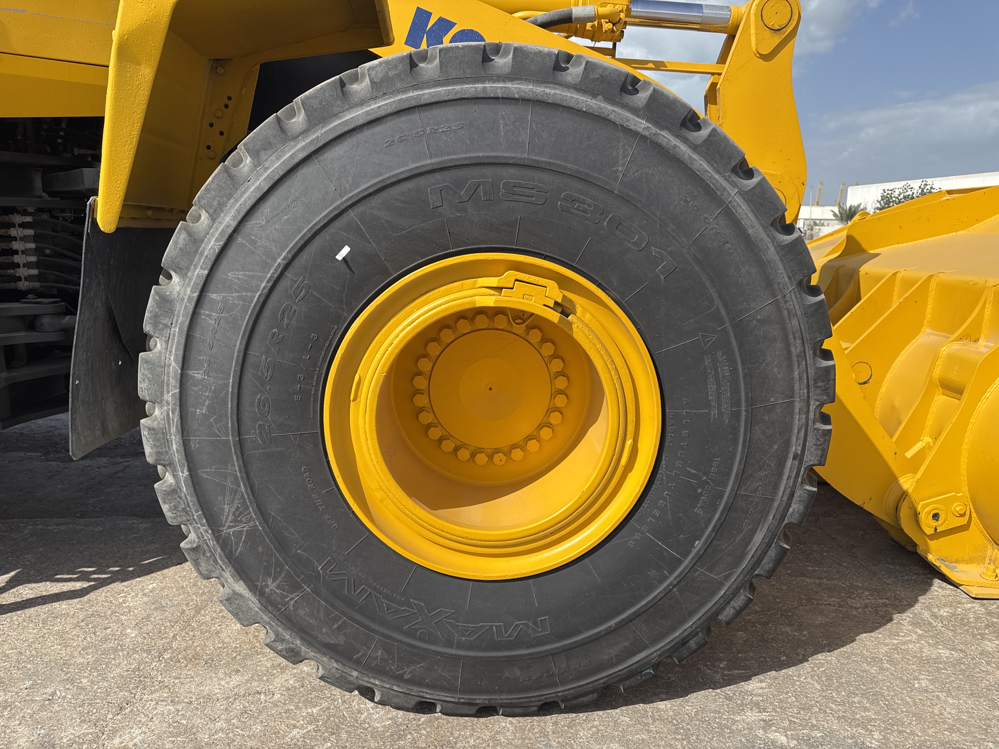 WHL-005-Komatsu-WA470-6-Wheel-loaders-inspection-Chassis-Right-front-tire-/-wheel-hub---condition-2