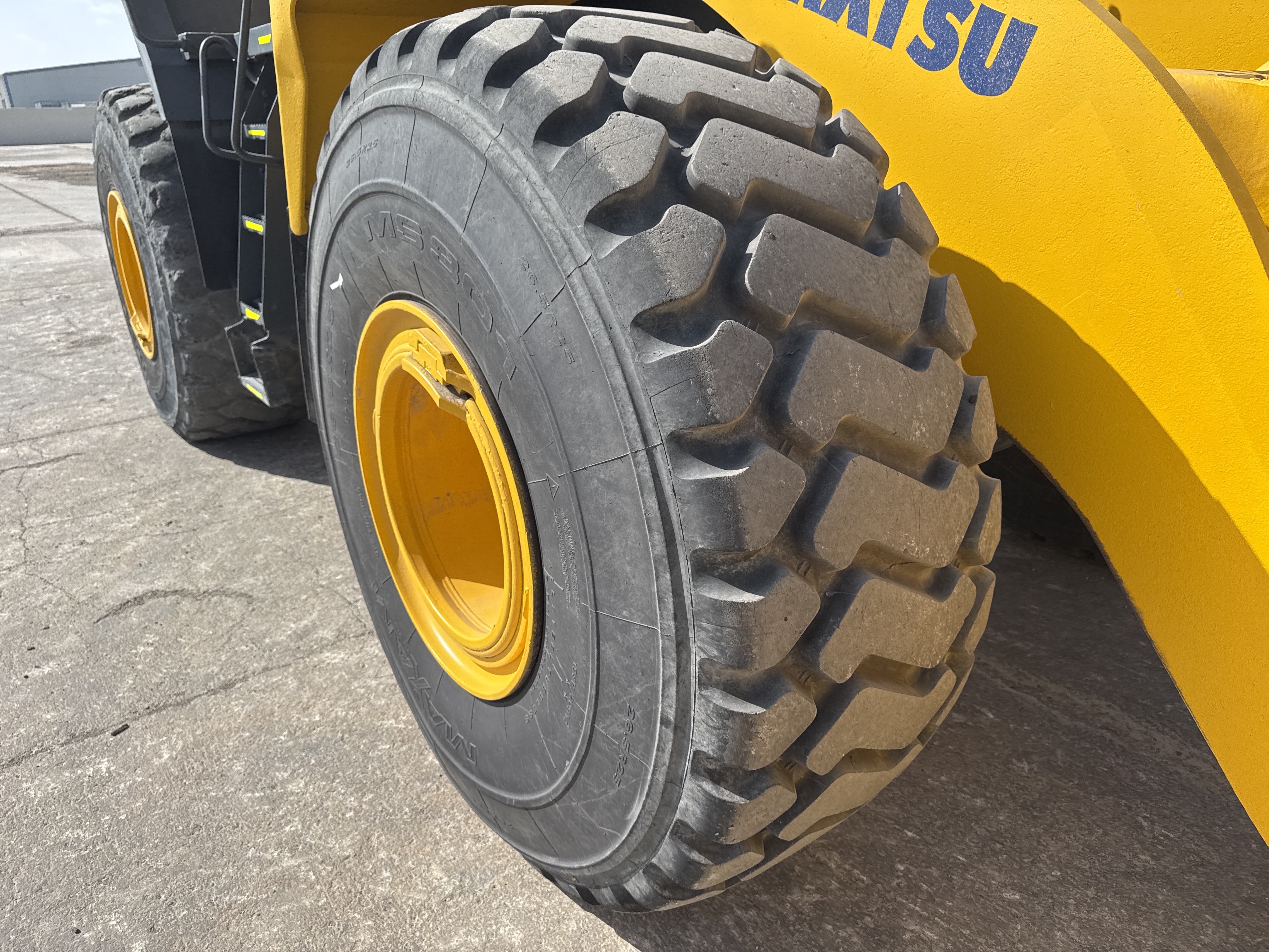 WHL-005-Komatsu-WA470-6-Wheel-loaders-inspection-Chassis-Right-front-tire-/-wheel-hub---condition-2