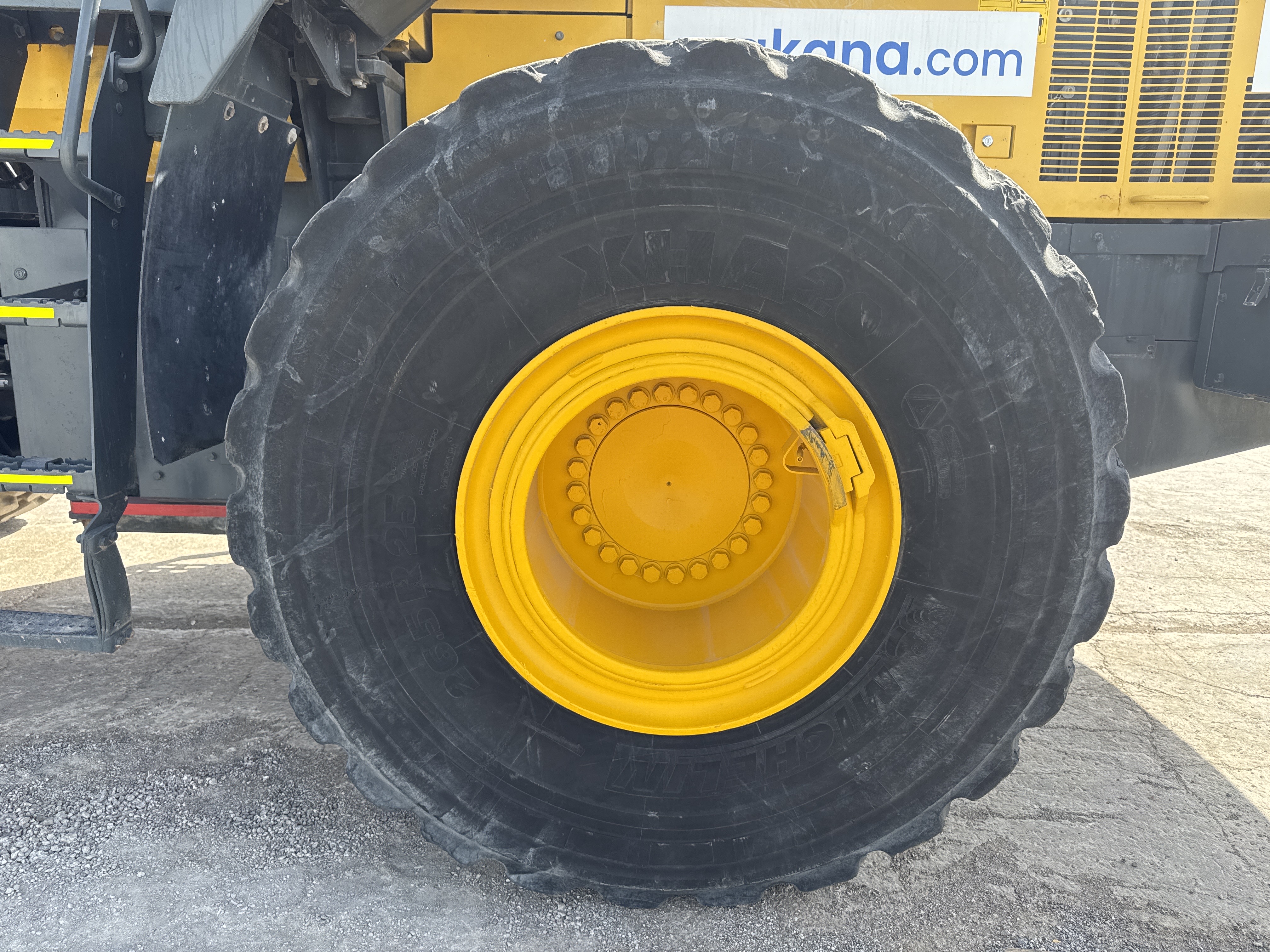 WHL-005-Komatsu-WA470-6-Wheel-loaders-inspection-Chassis-Left-rear-tire-/-wheel-hub---condition-2