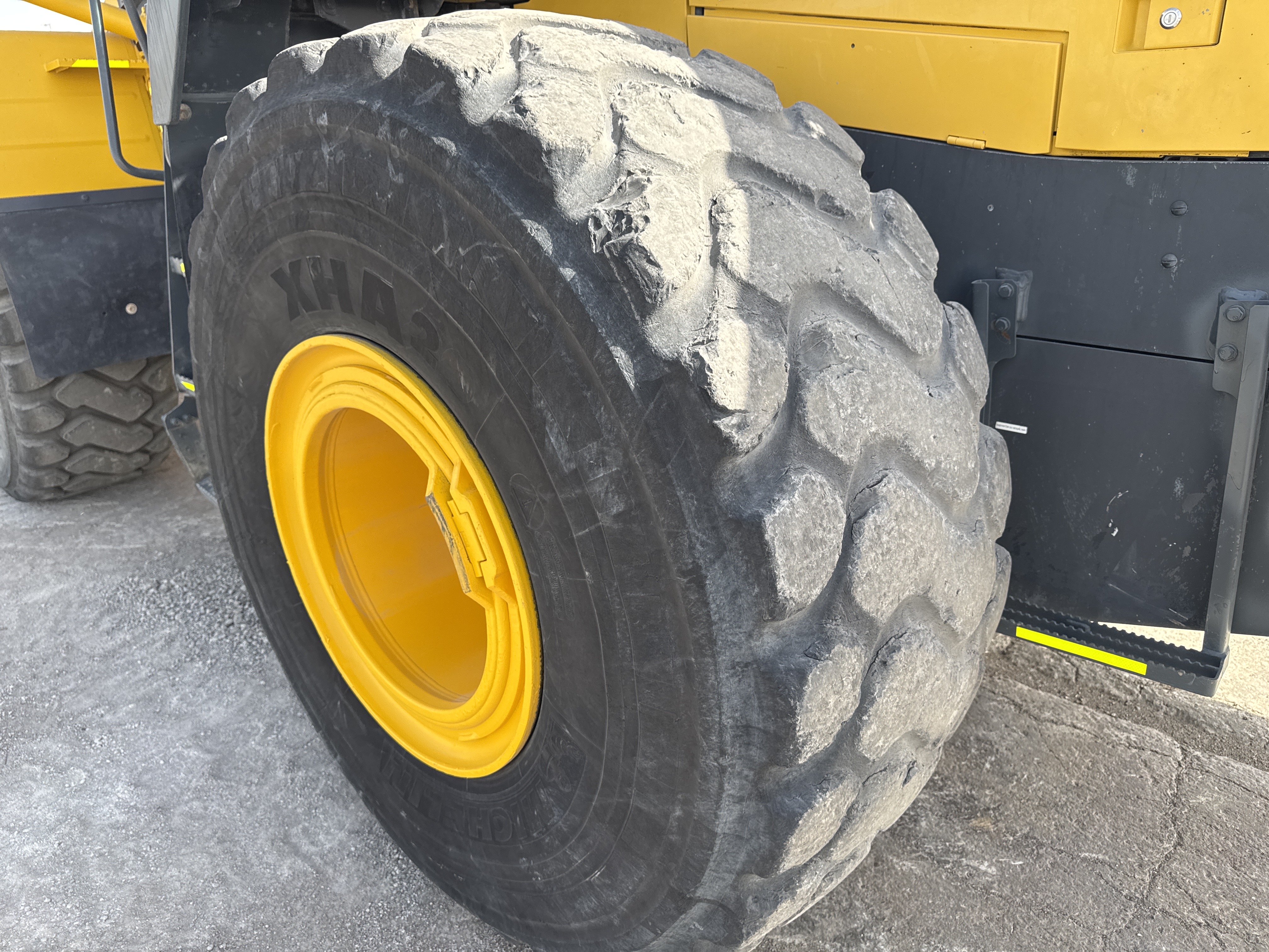 WHL-005-Komatsu-WA470-6-Wheel-loaders-inspection-Chassis-Left-rear-tire-/-wheel-hub---condition-2