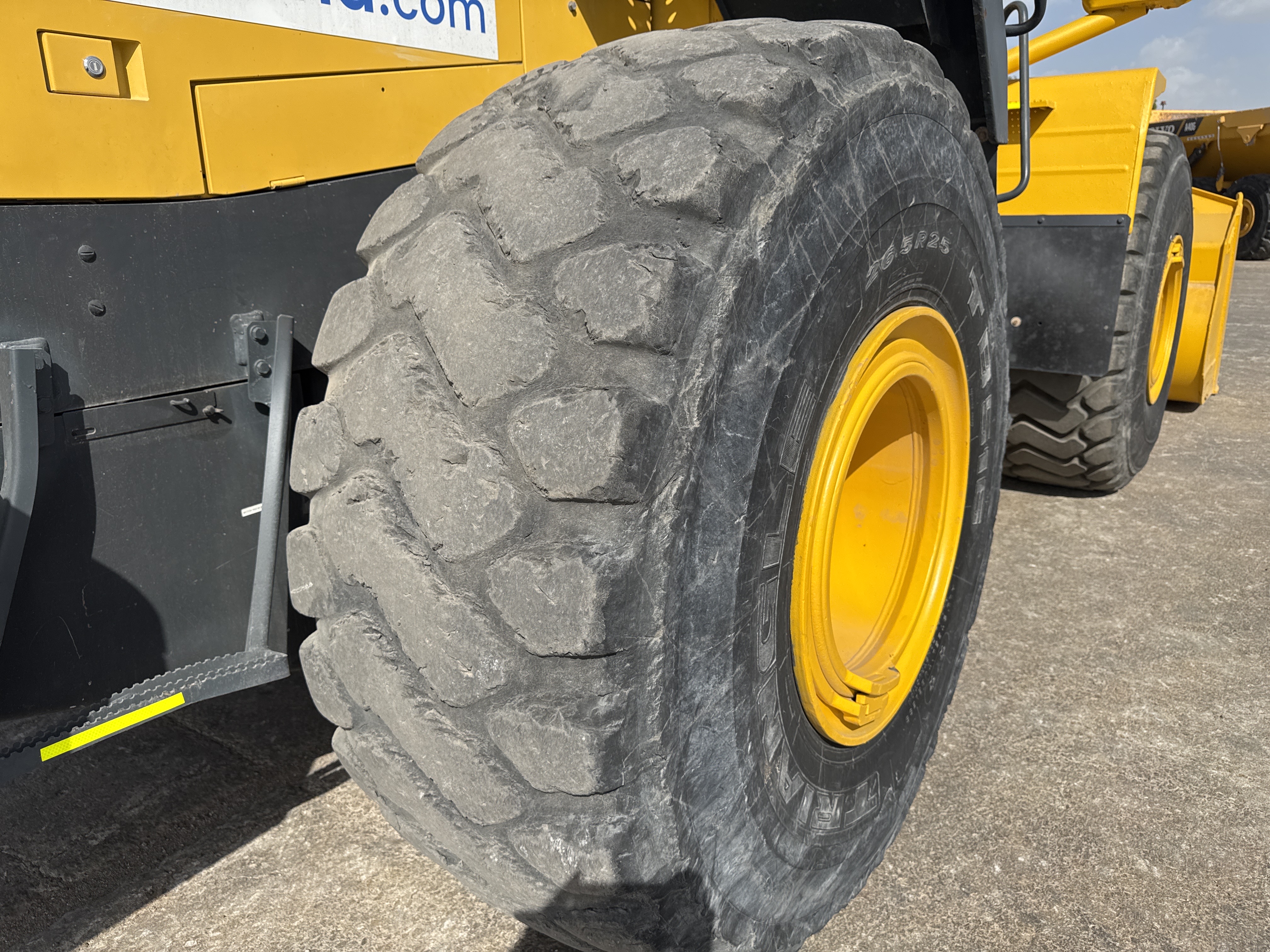 WHL-005-Komatsu-WA470-6-Wheel-loaders-inspection-Chassis-Right-rear-tire-/-wheel-hub---condition-2