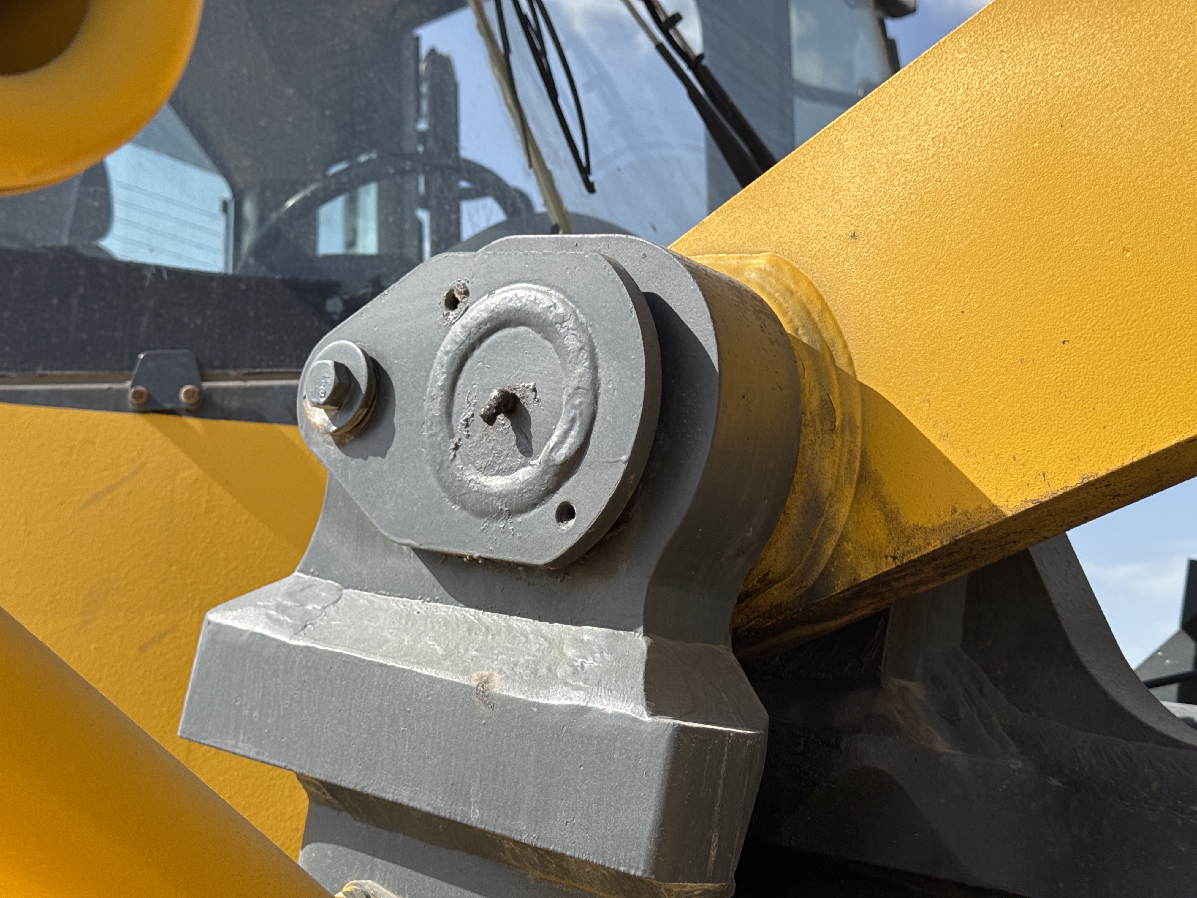 WHL-005-Komatsu-WA470-6-Wheel-loaders-inspection-Chassis-Lift-arm-base-pin-and-bushings-2