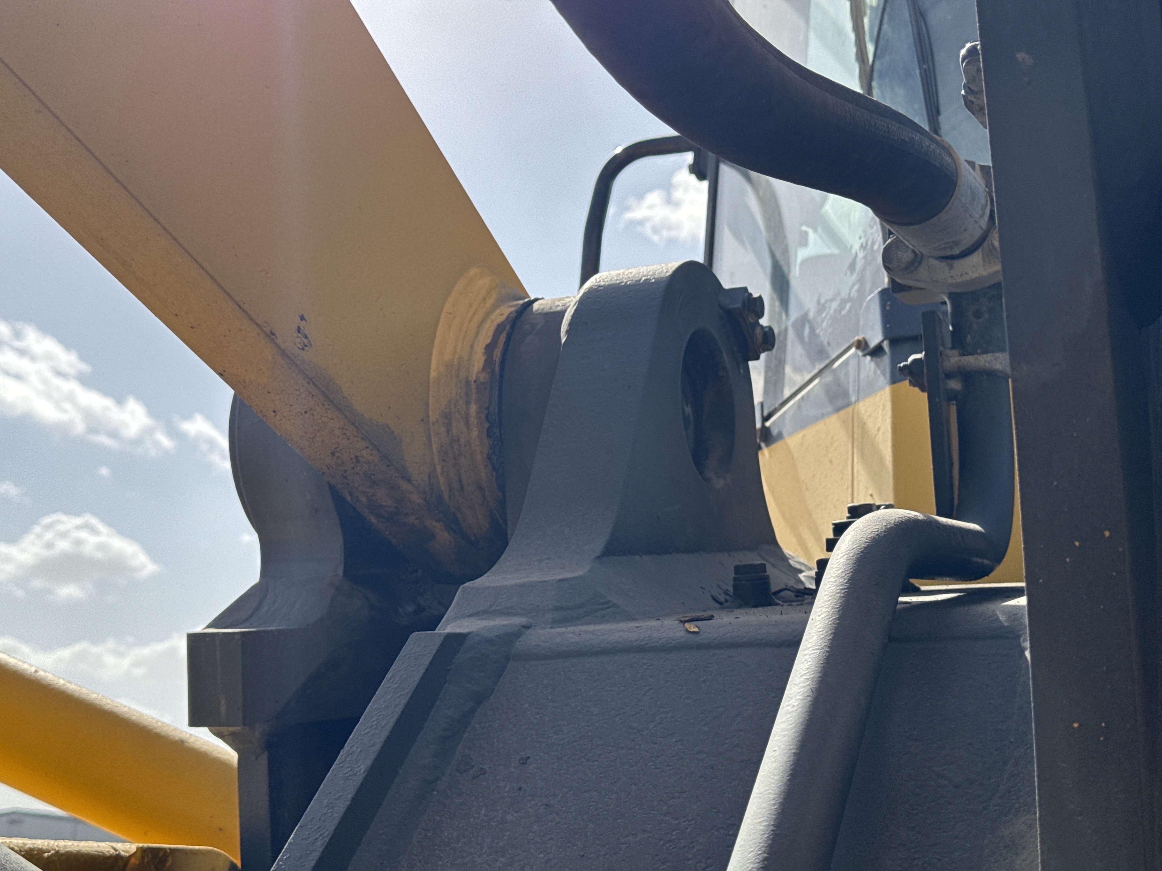 WHL-005-Komatsu-WA470-6-Wheel-loaders-inspection-Chassis-Lift-arm-base-pin-and-bushings-2