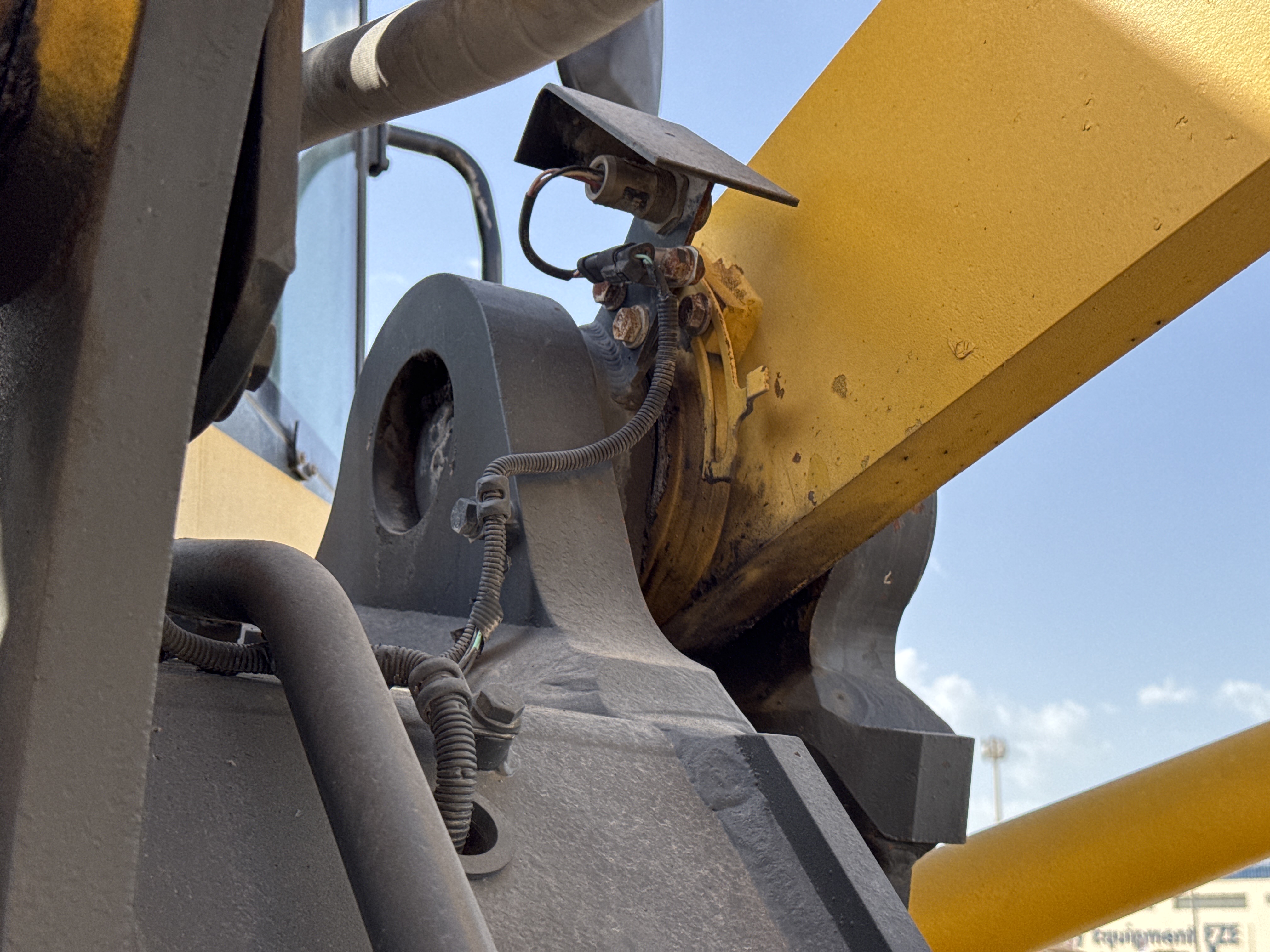 WHL-005-Komatsu-WA470-6-Wheel-loaders-inspection-Chassis-Lift-arm-base-pin-and-bushings-2