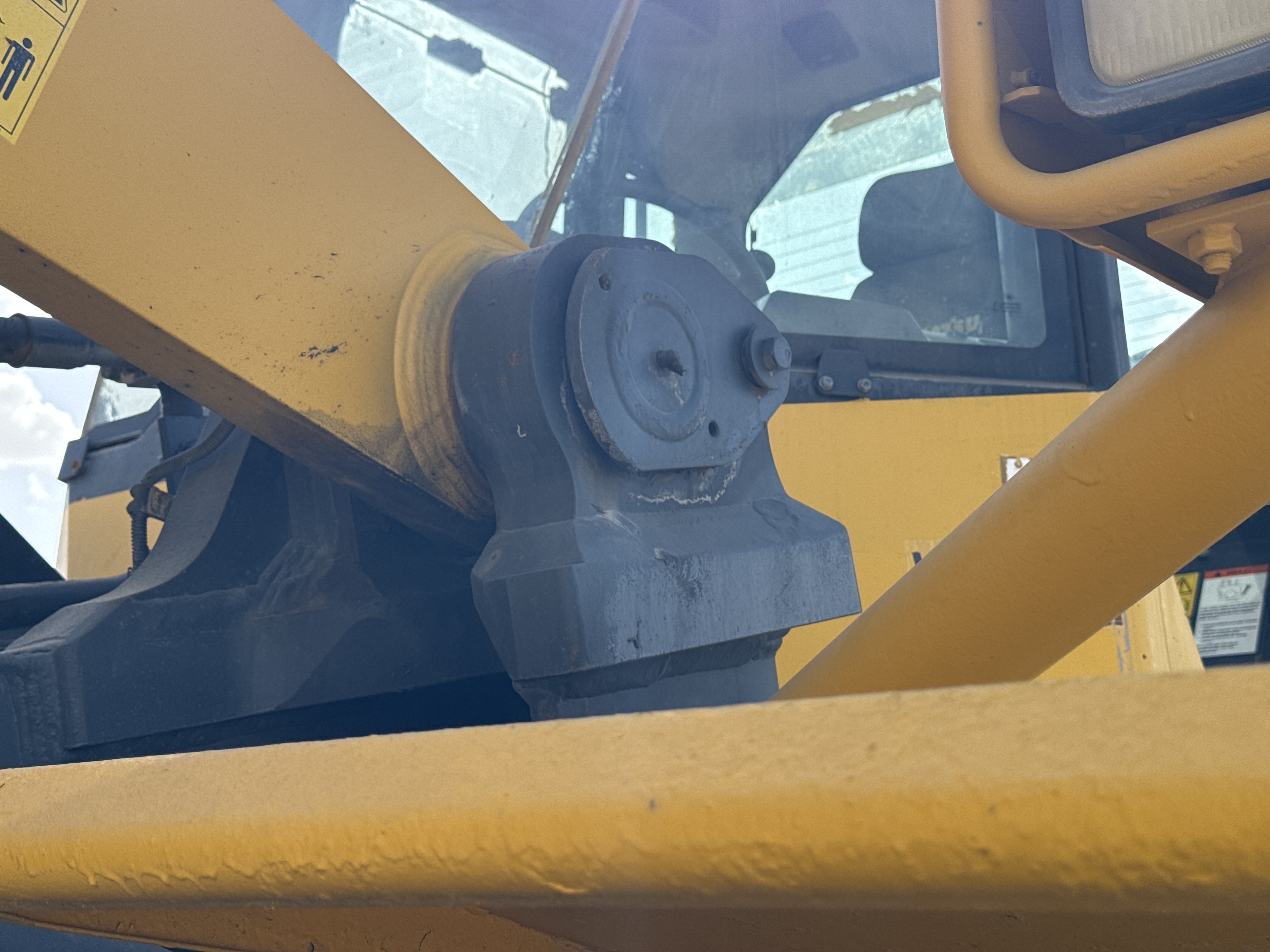 WHL-005-Komatsu-WA470-6-Wheel-loaders-inspection-Chassis-Lift-arm-base-pin-and-bushings-2