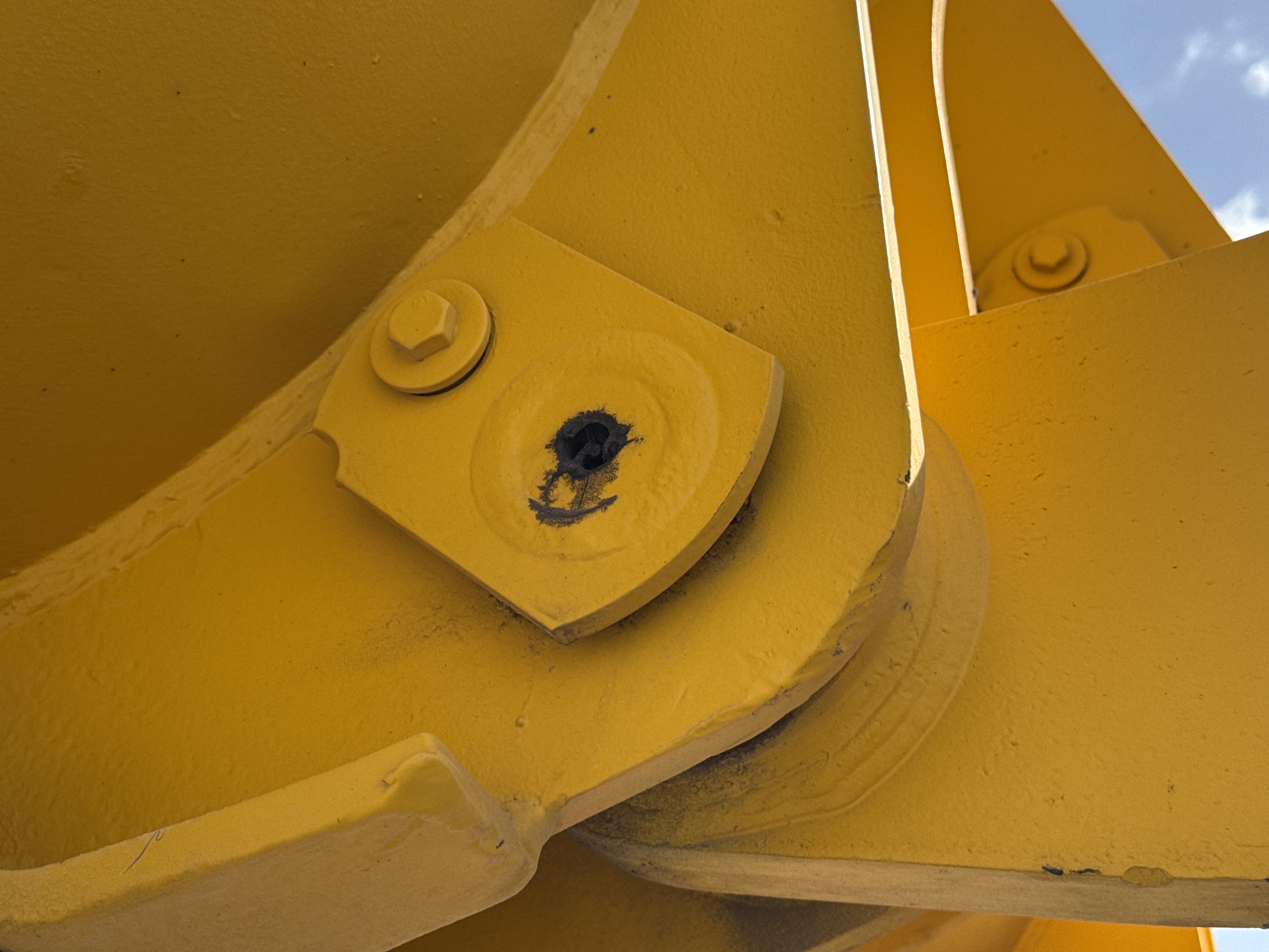 WHL-005-Komatsu-WA470-6-Wheel-loaders-inspection-Chassis-Pins-and-bushings-lift-arm-to-bucket-2