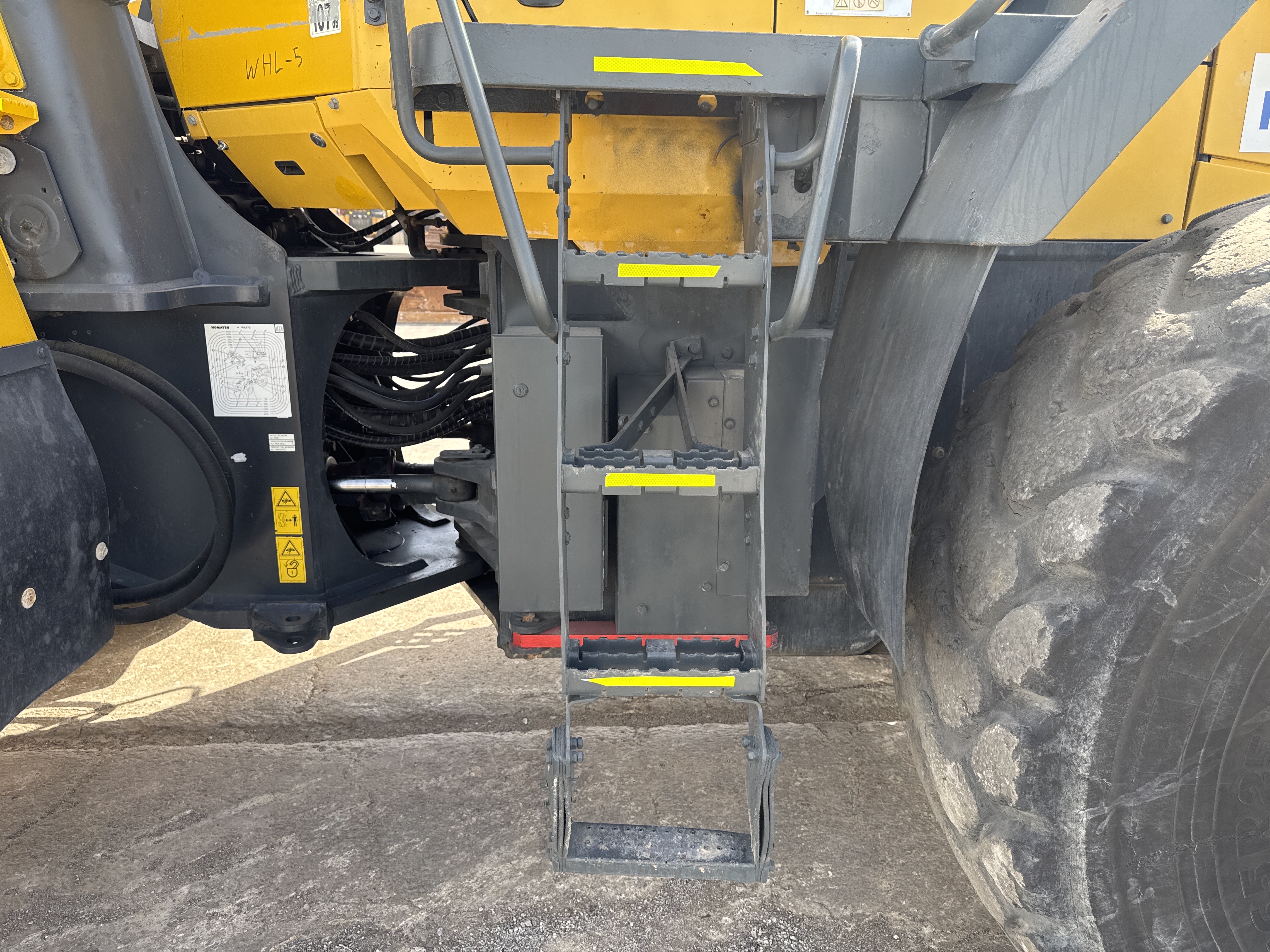 WHL-005-Komatsu-WA470-6-Wheel-loaders-inspection-Structure-Steps/ladders-2