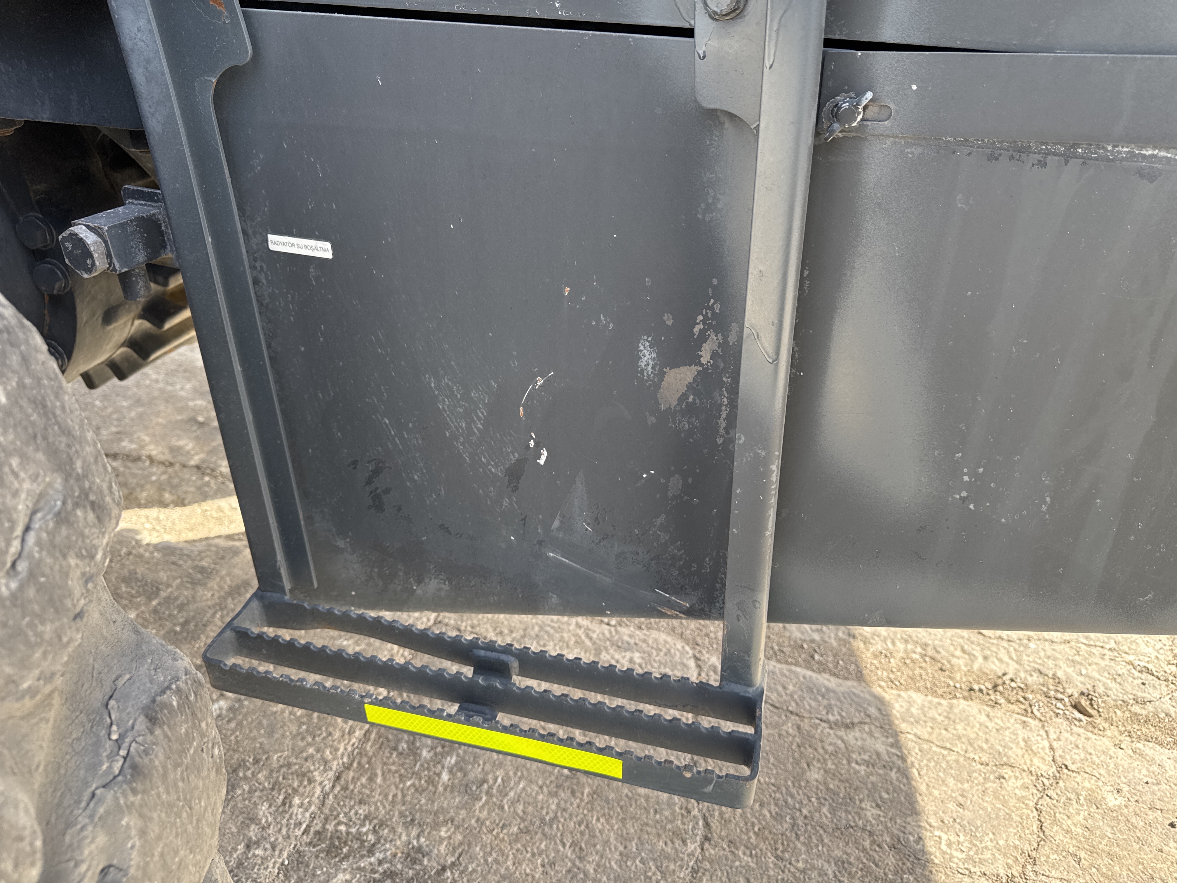 WHL-005-Komatsu-WA470-6-Wheel-loaders-inspection-Structure-Steps/ladders-2