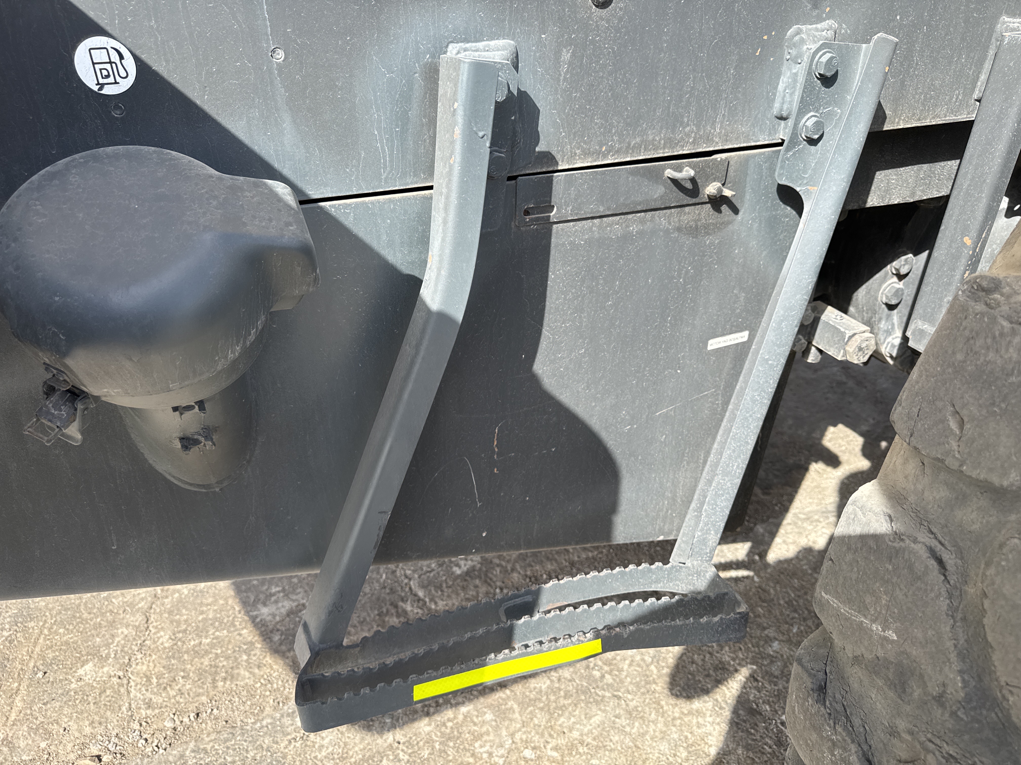 WHL-005-Komatsu-WA470-6-Wheel-loaders-inspection-Structure-Steps/ladders-2