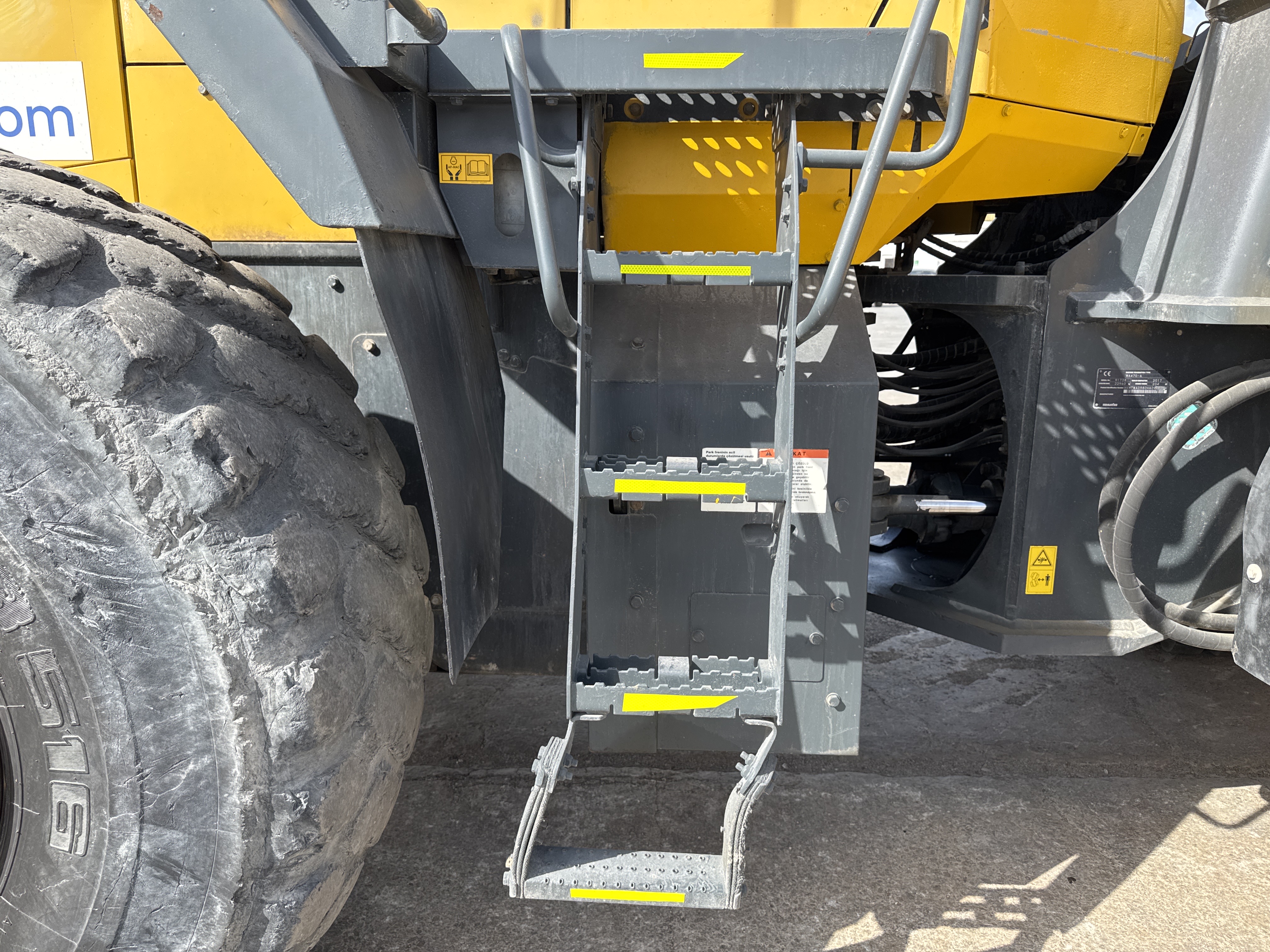 WHL-005-Komatsu-WA470-6-Wheel-loaders-inspection-Structure-Steps/ladders-2