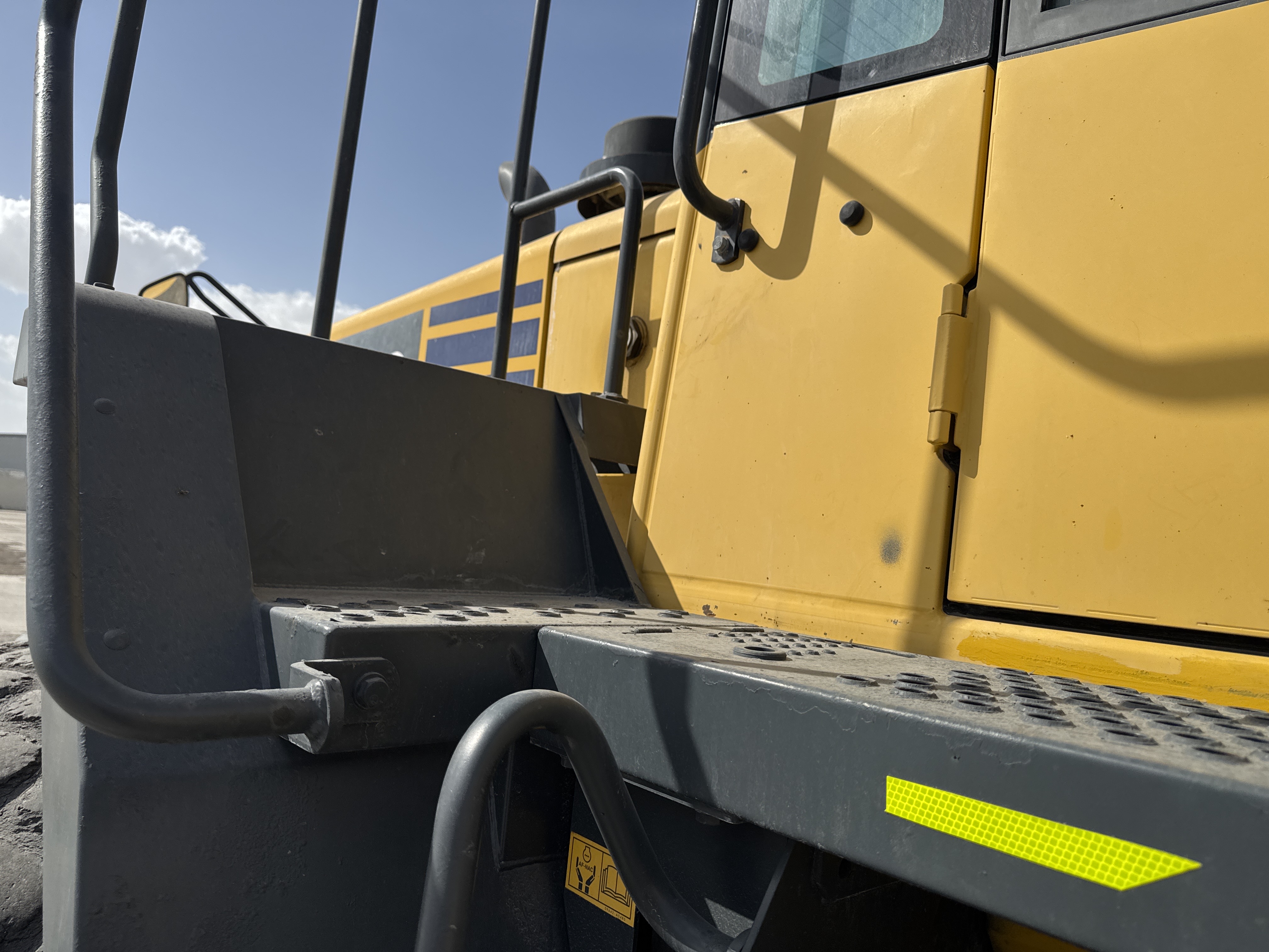 WHL-005-Komatsu-WA470-6-Wheel-loaders-inspection-Structure-Steps/ladders-2